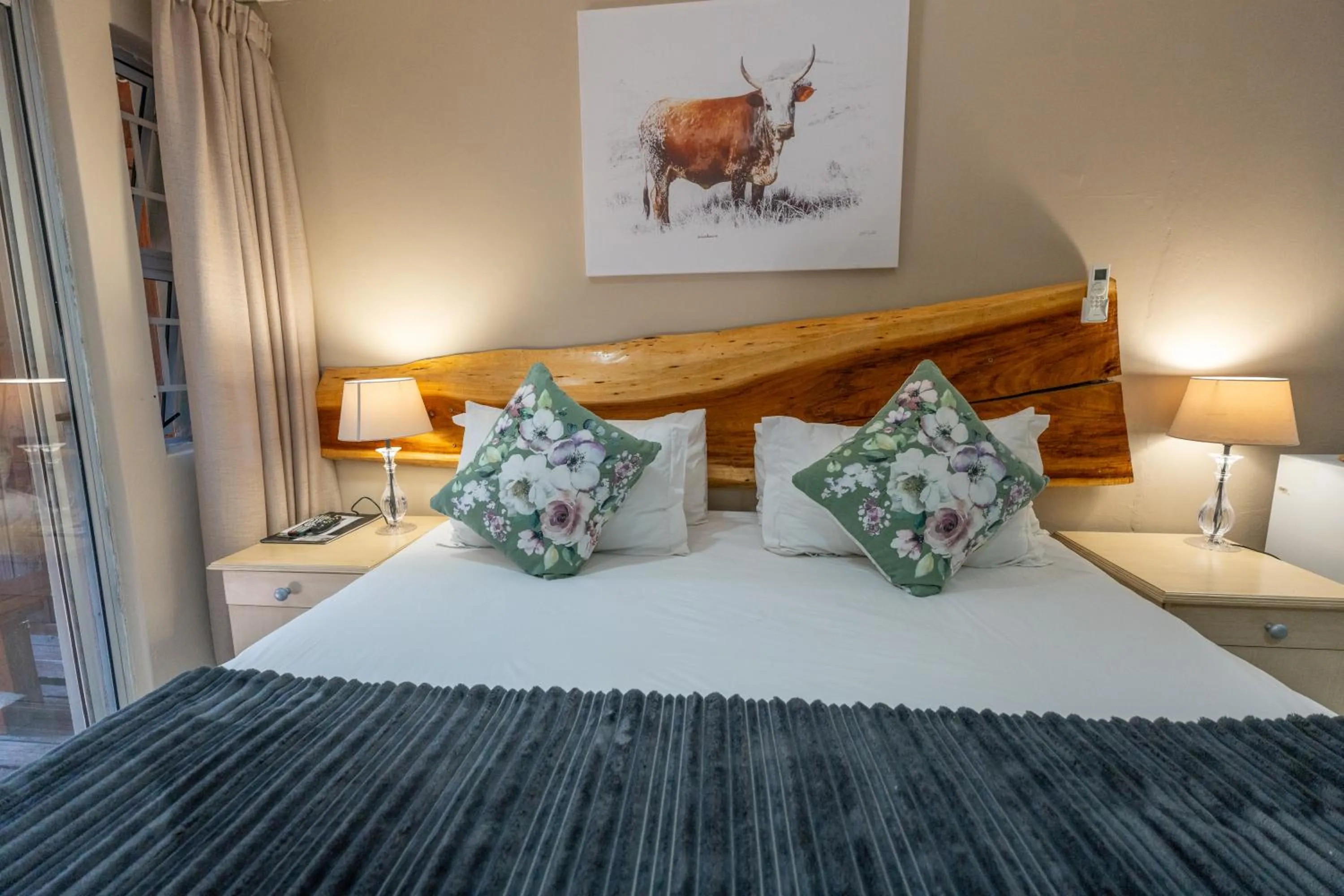 Bed in Tidewaters River Lodge