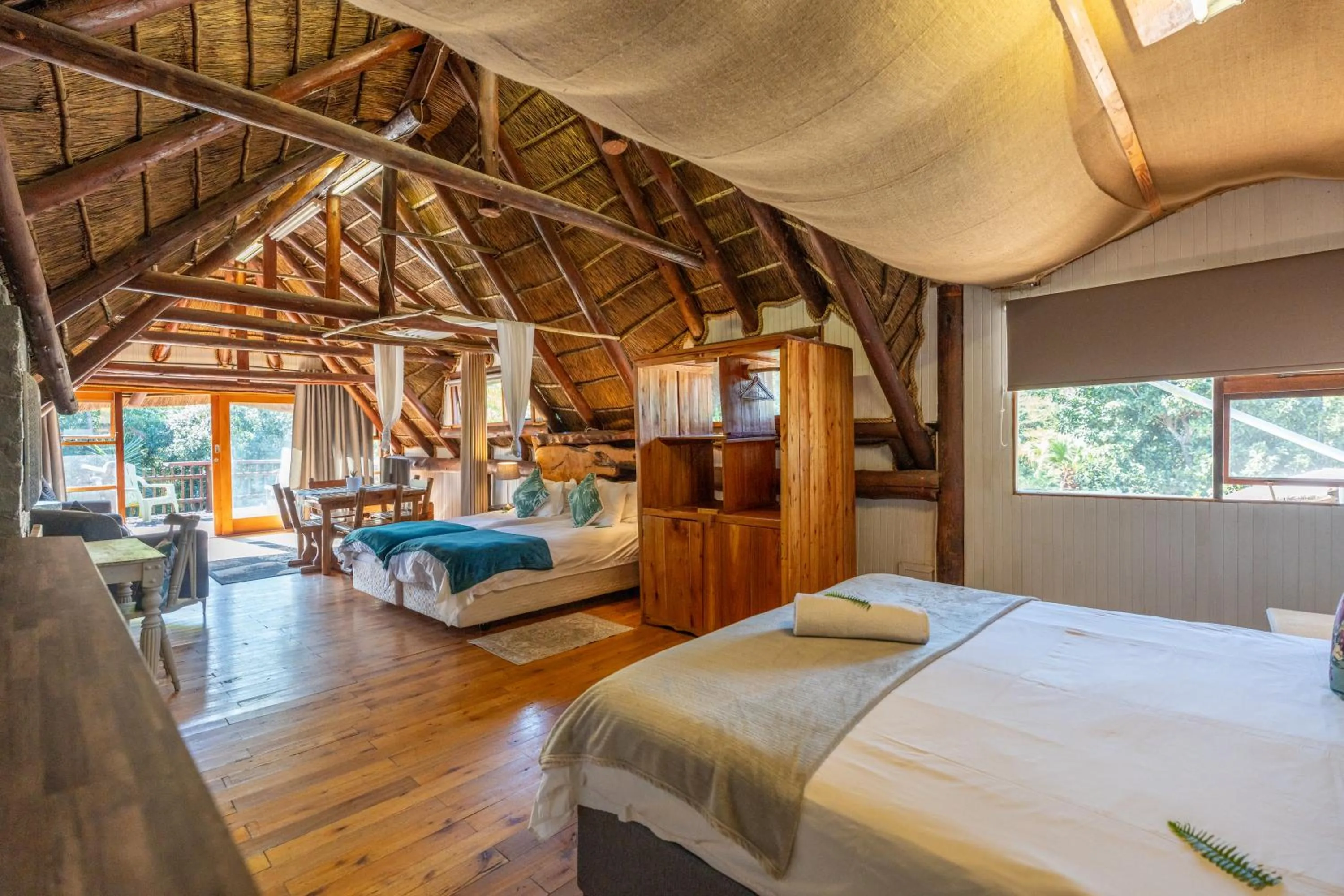 Photo of the whole room, Bed in Tidewaters River Lodge