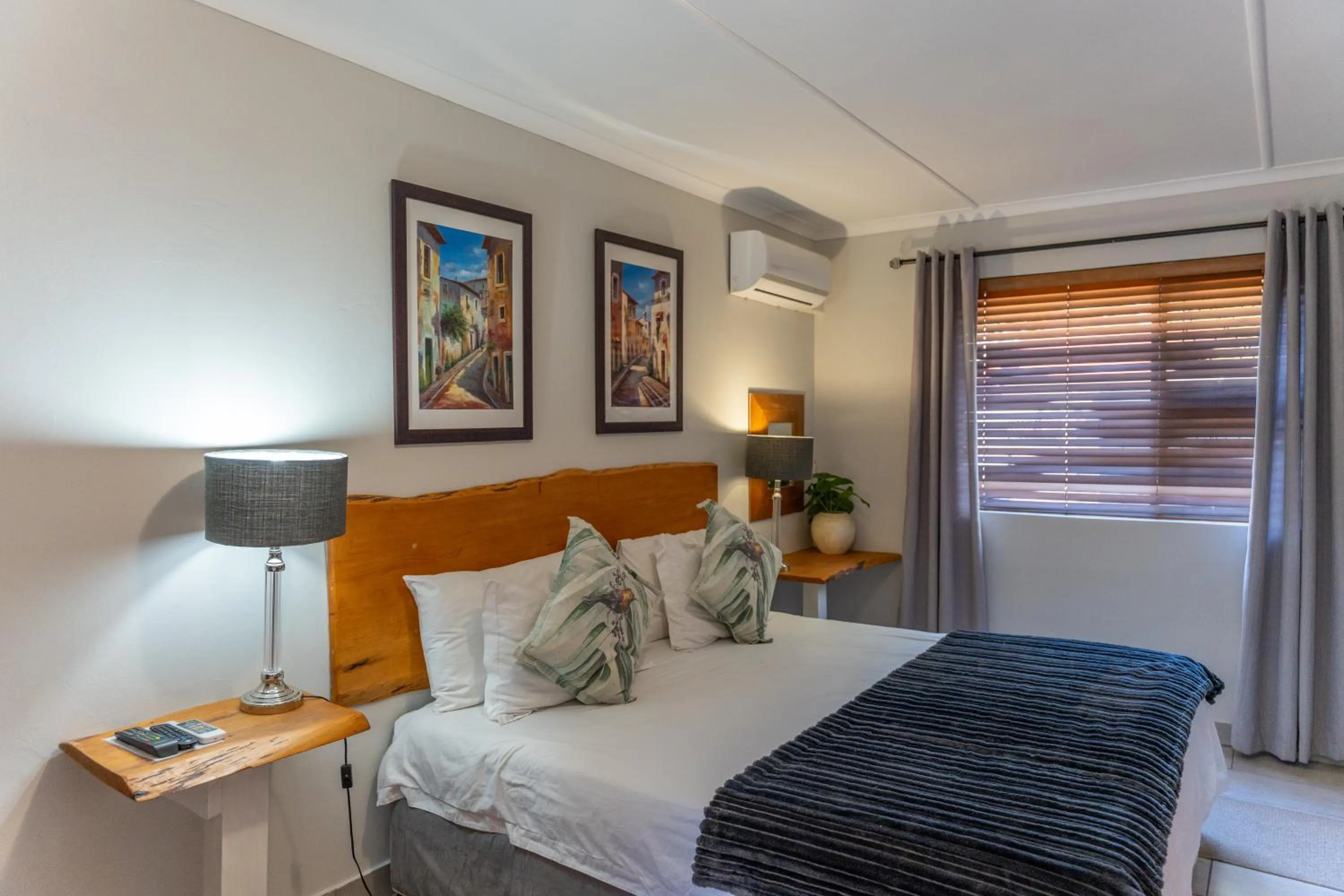 Photo of the whole room, Bed in Tidewaters River Lodge