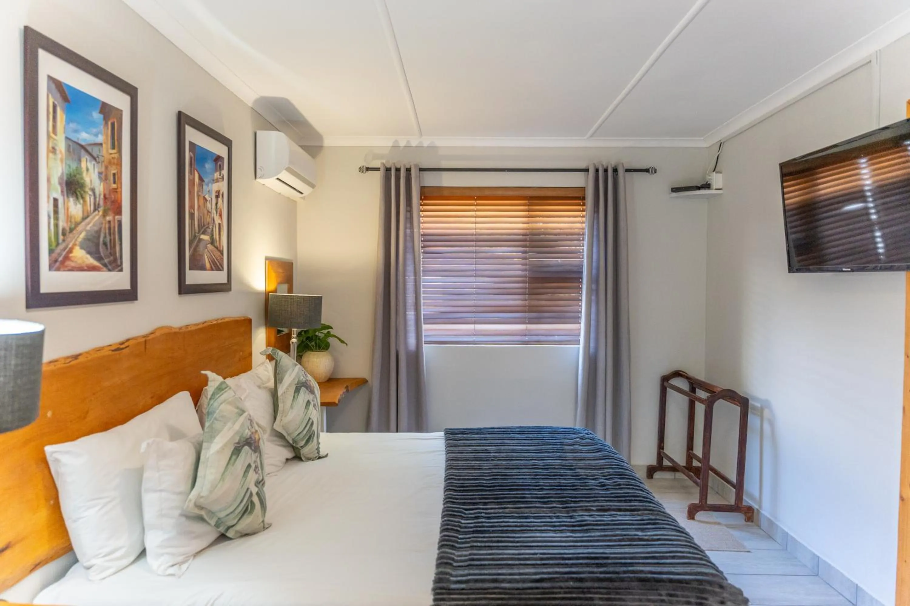 Bed in Tidewaters River Lodge