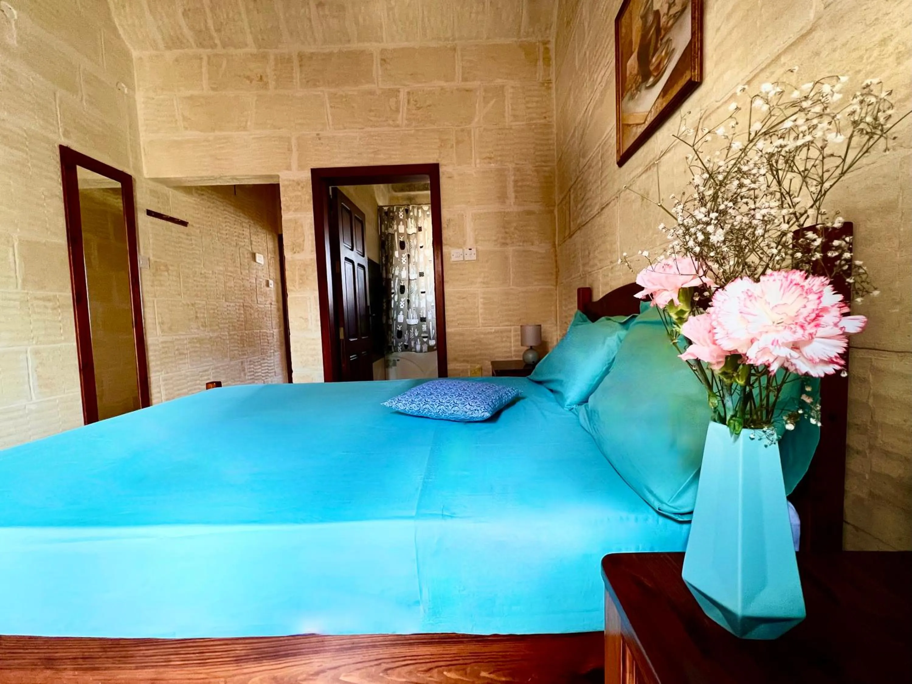 Photo of the whole room, Bed in Grotto's Paradise B&B