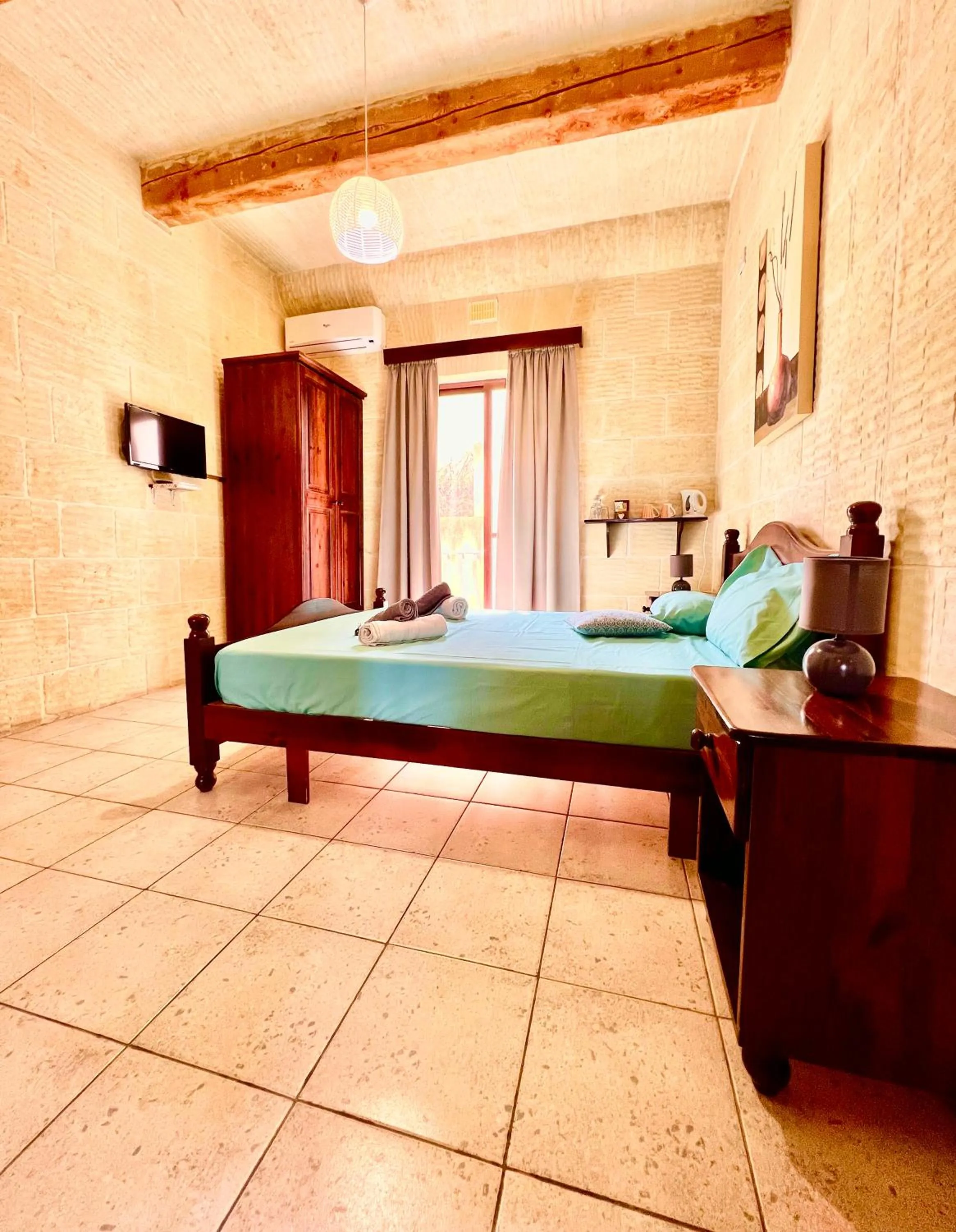 Photo of the whole room, Bed in Grotto's Paradise B&B