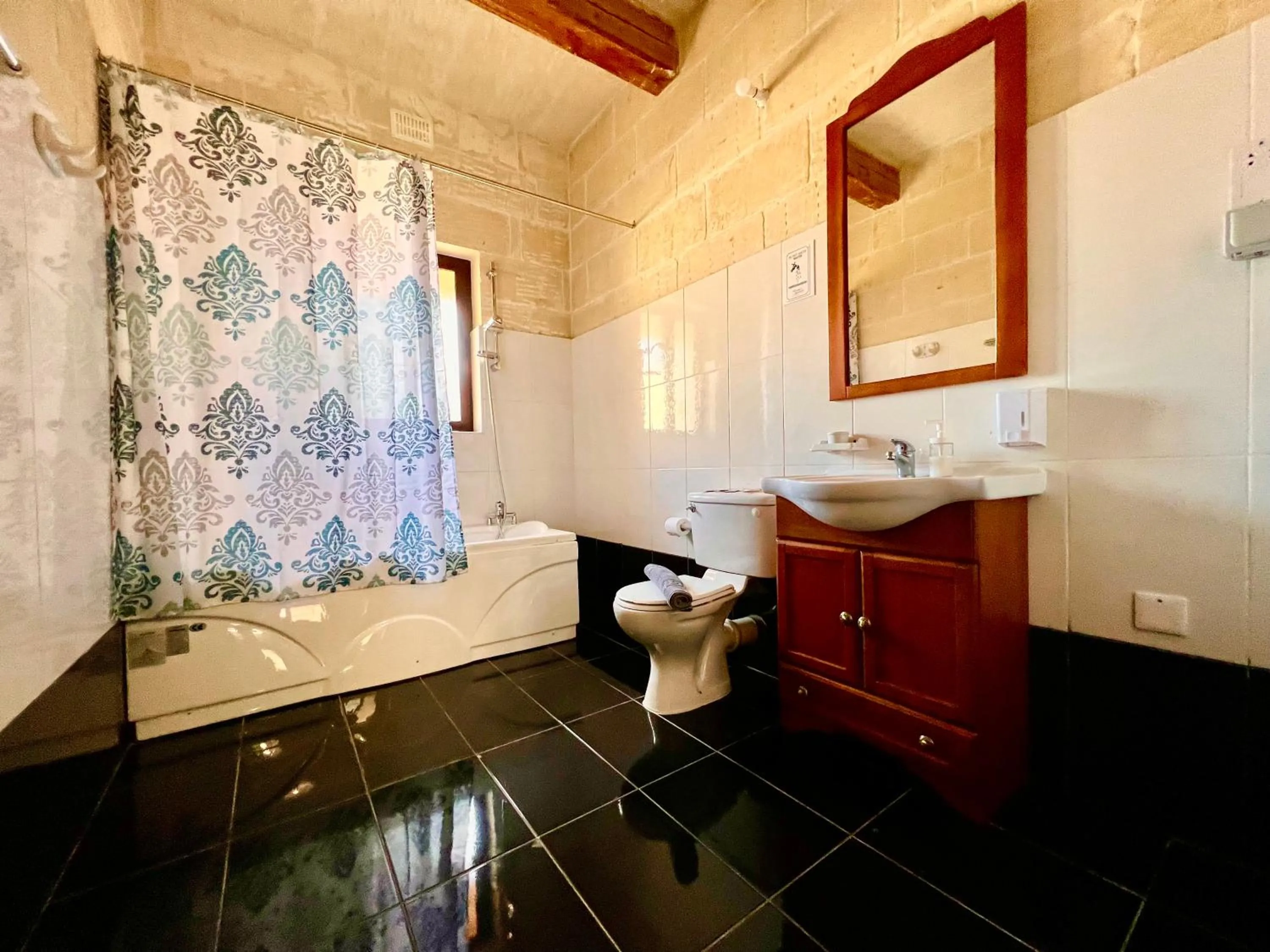 Bathroom in Grotto's Paradise B&B