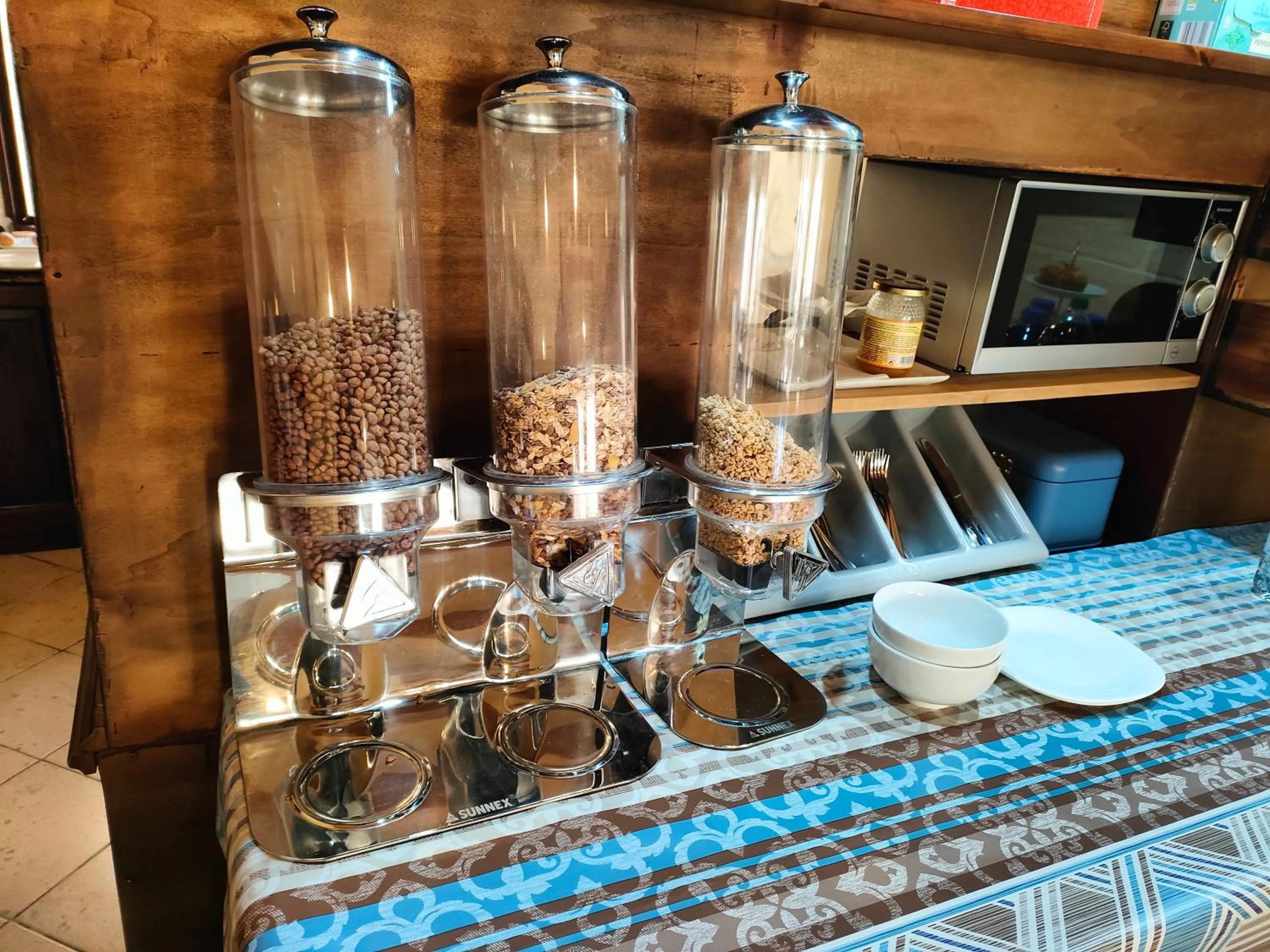 Buffet breakfast in Grotto's Paradise B&B