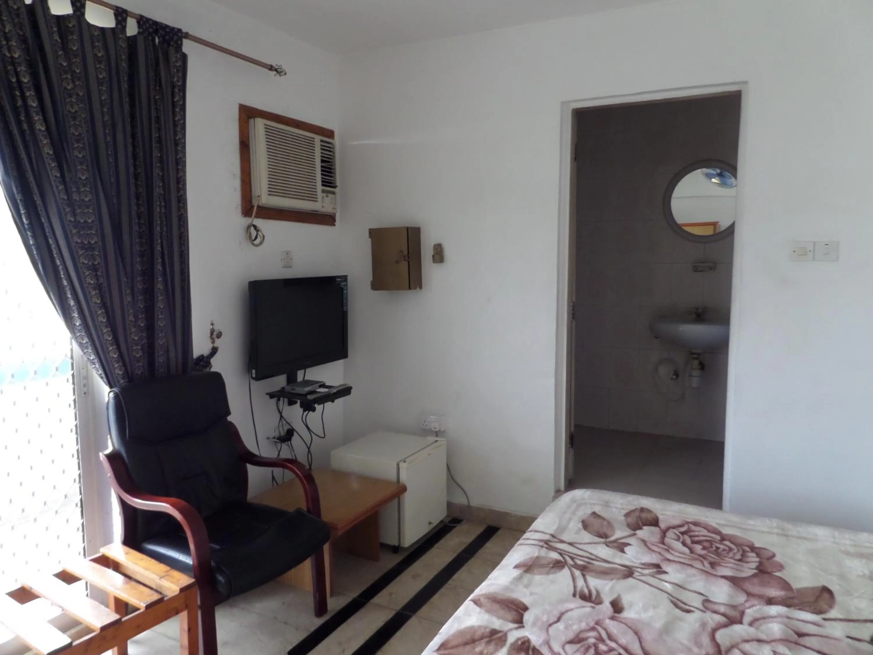 Photo of the whole room, Bed in Sophia Hotel