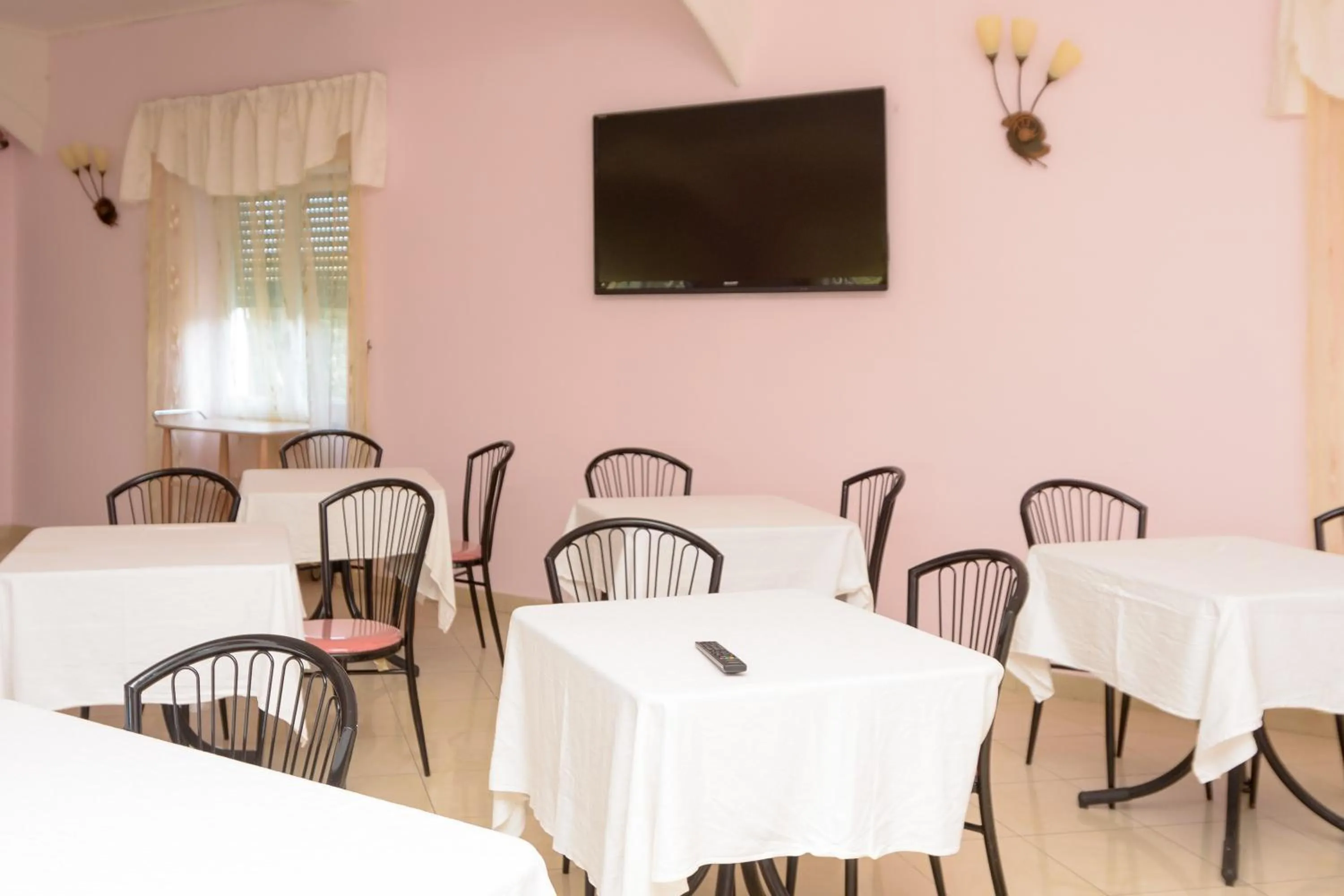 Restaurant/places to eat in Hotel Riviera