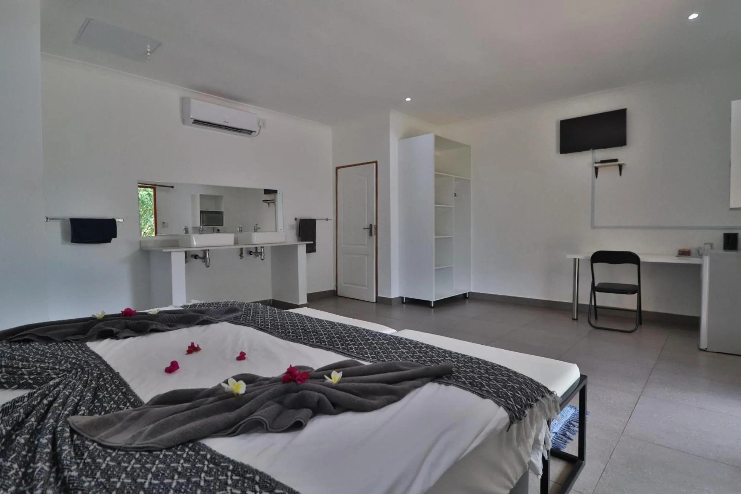 Photo of the whole room, Bed in Kruger View Chalets