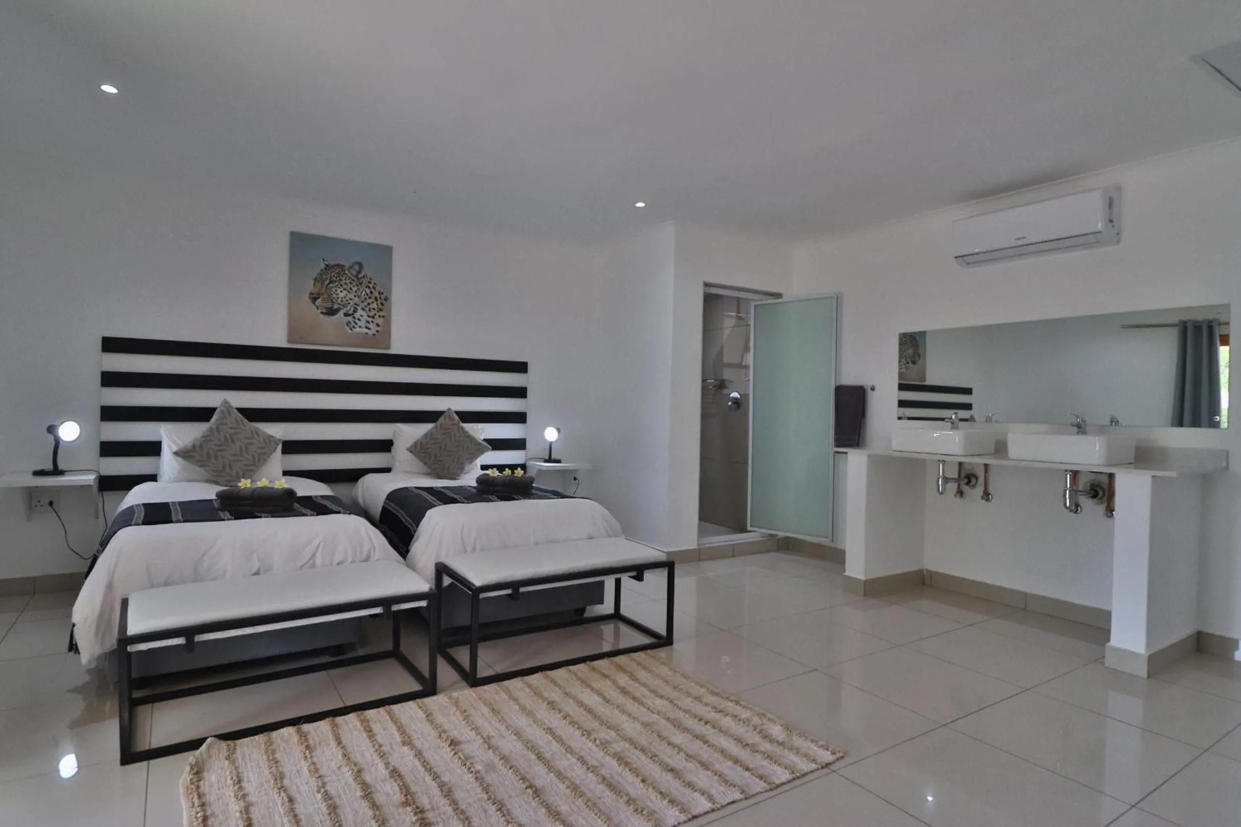 Photo of the whole room, Bed in Kruger View Chalets