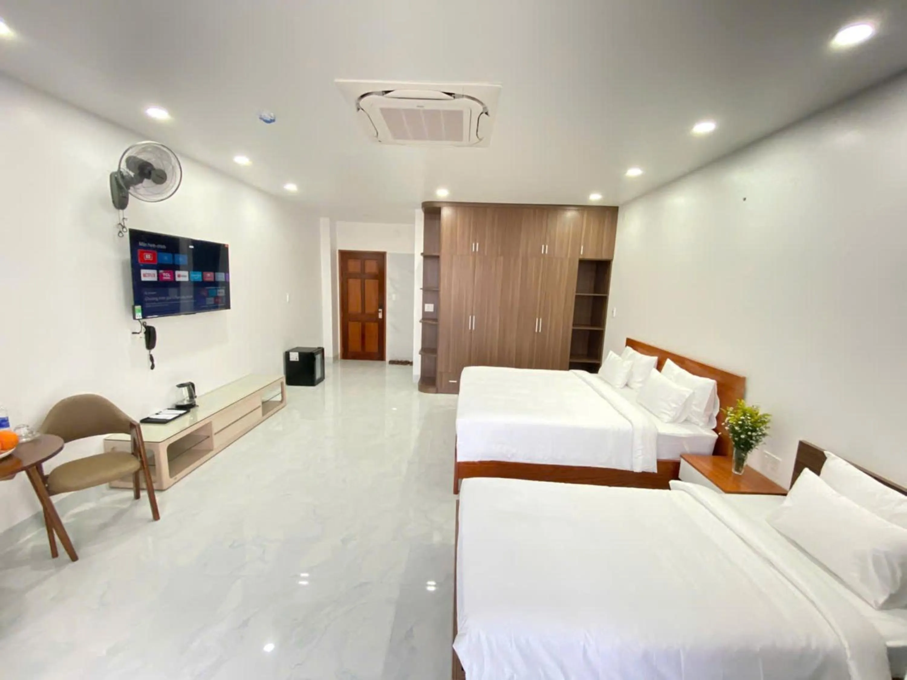 Communal lounge/ TV room, Bed in Golden Hotel