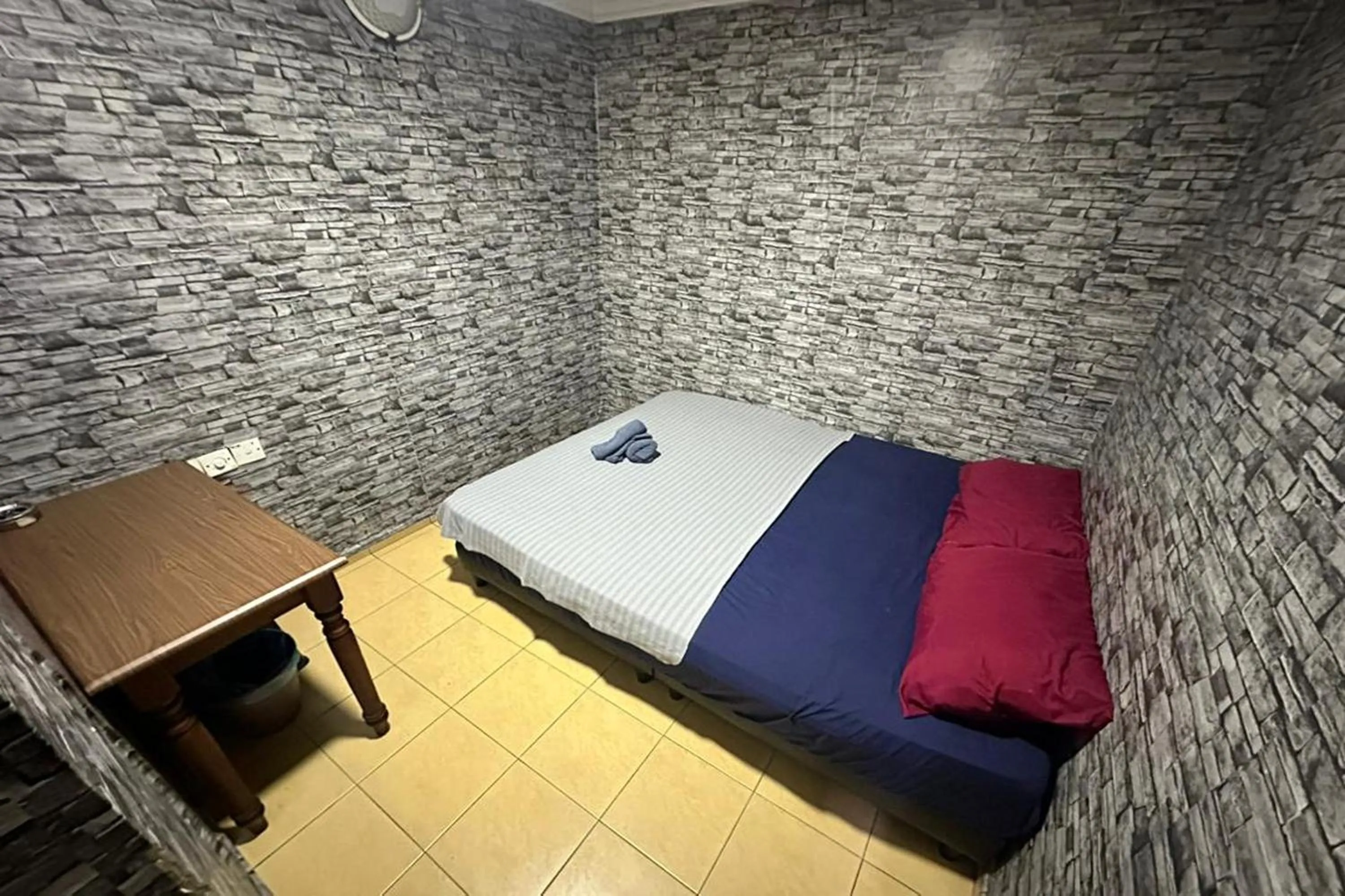 Bed in I Rose Budget Hotel