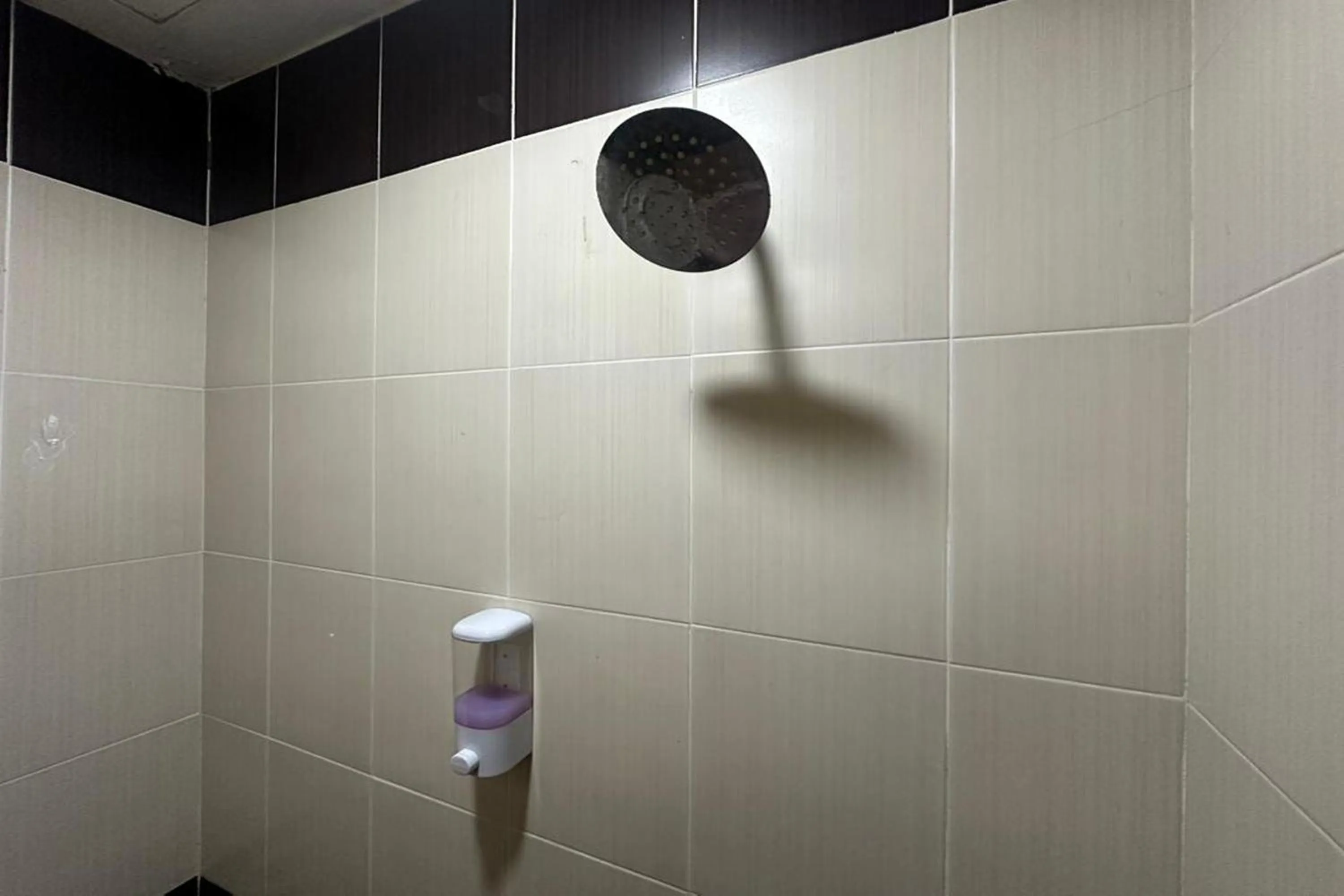 Shower in I Rose Budget Hotel