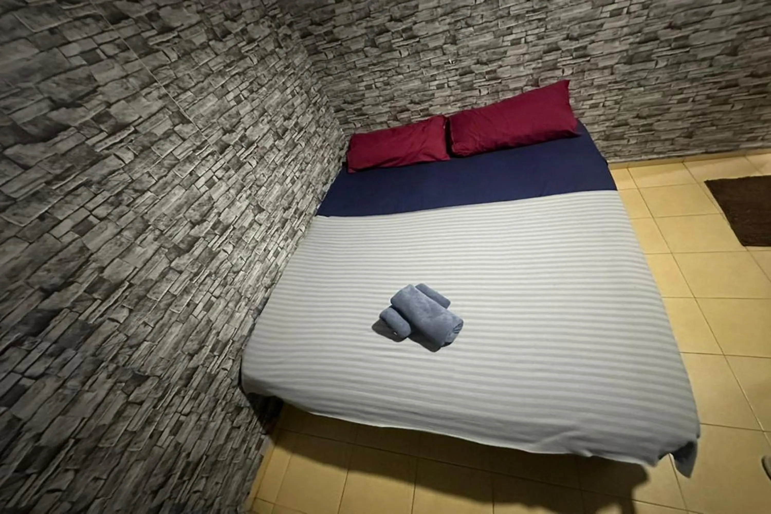 Bed in I Rose Budget Hotel