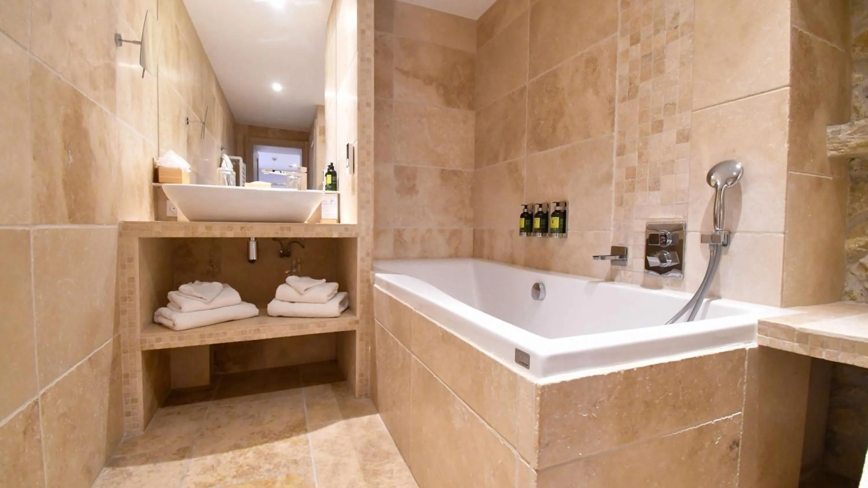 Bathroom in Domaine Ribiera, Hotel 5 Etoiles, SPA & Golf - Forcalquier