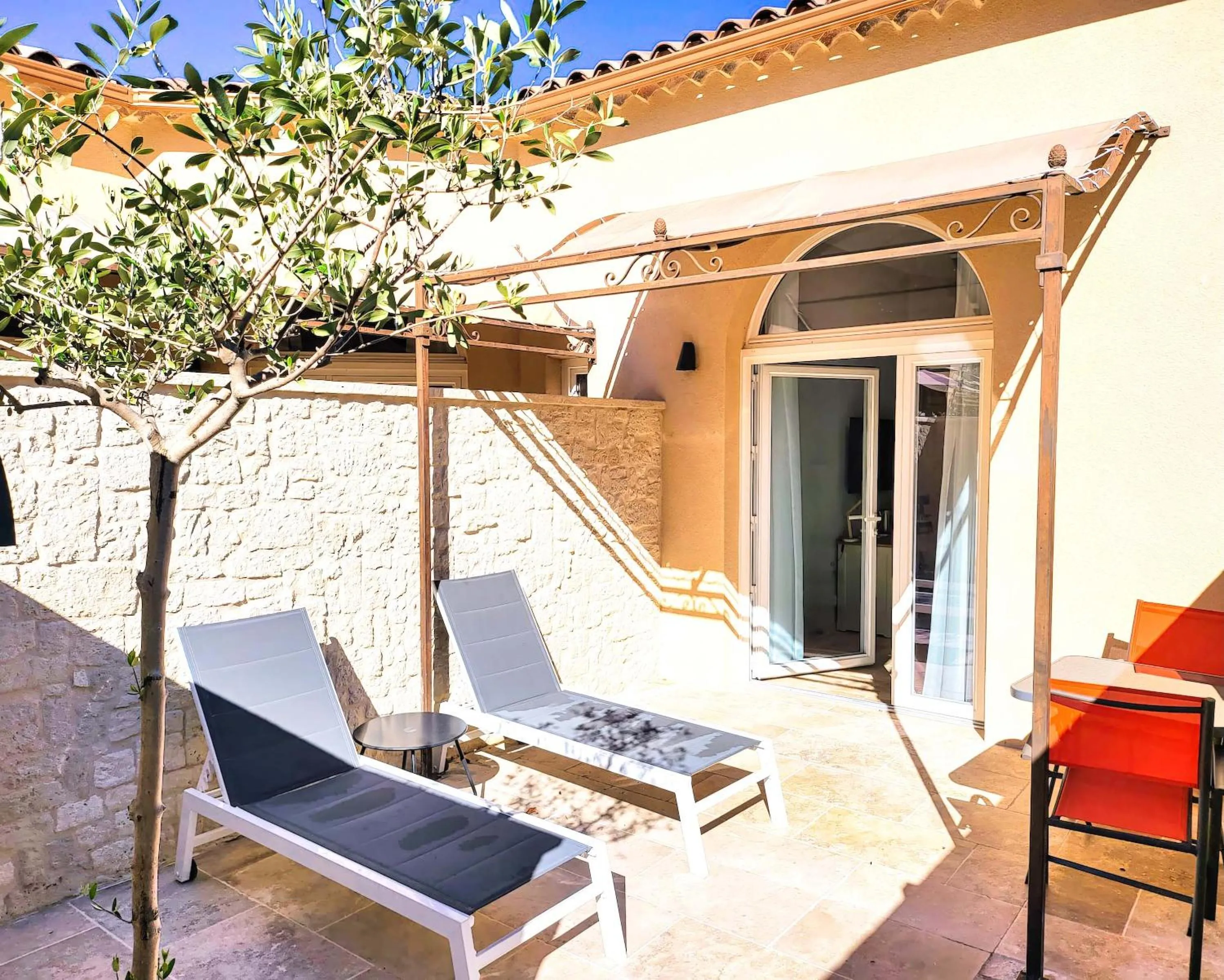 Patio in Domaine Ribiera, Hotel 5 Etoiles, SPA & Golf - Forcalquier