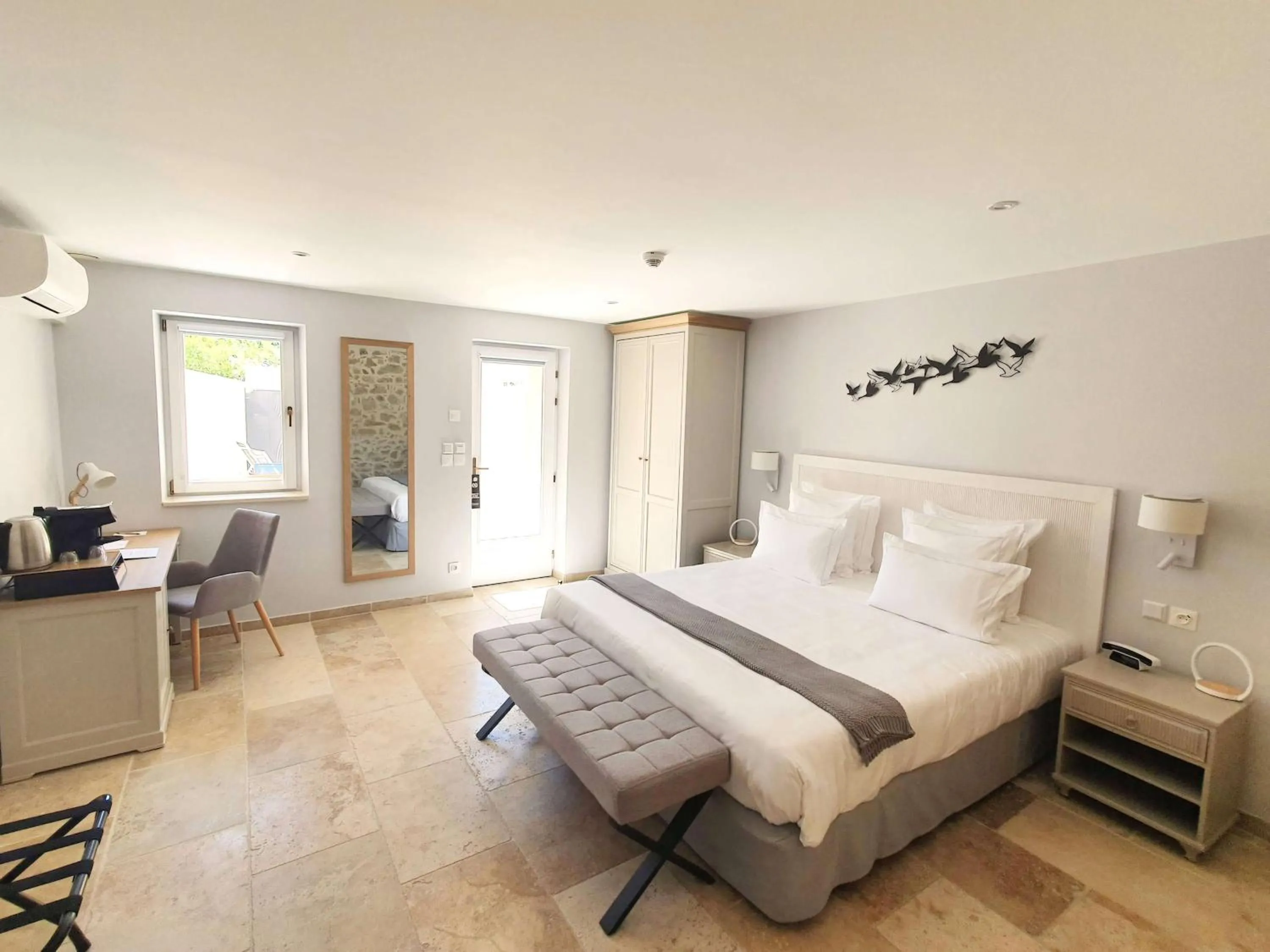 Bedroom, Bed in Domaine Ribiera, Hotel 5 Etoiles, SPA & Golf - Forcalquier