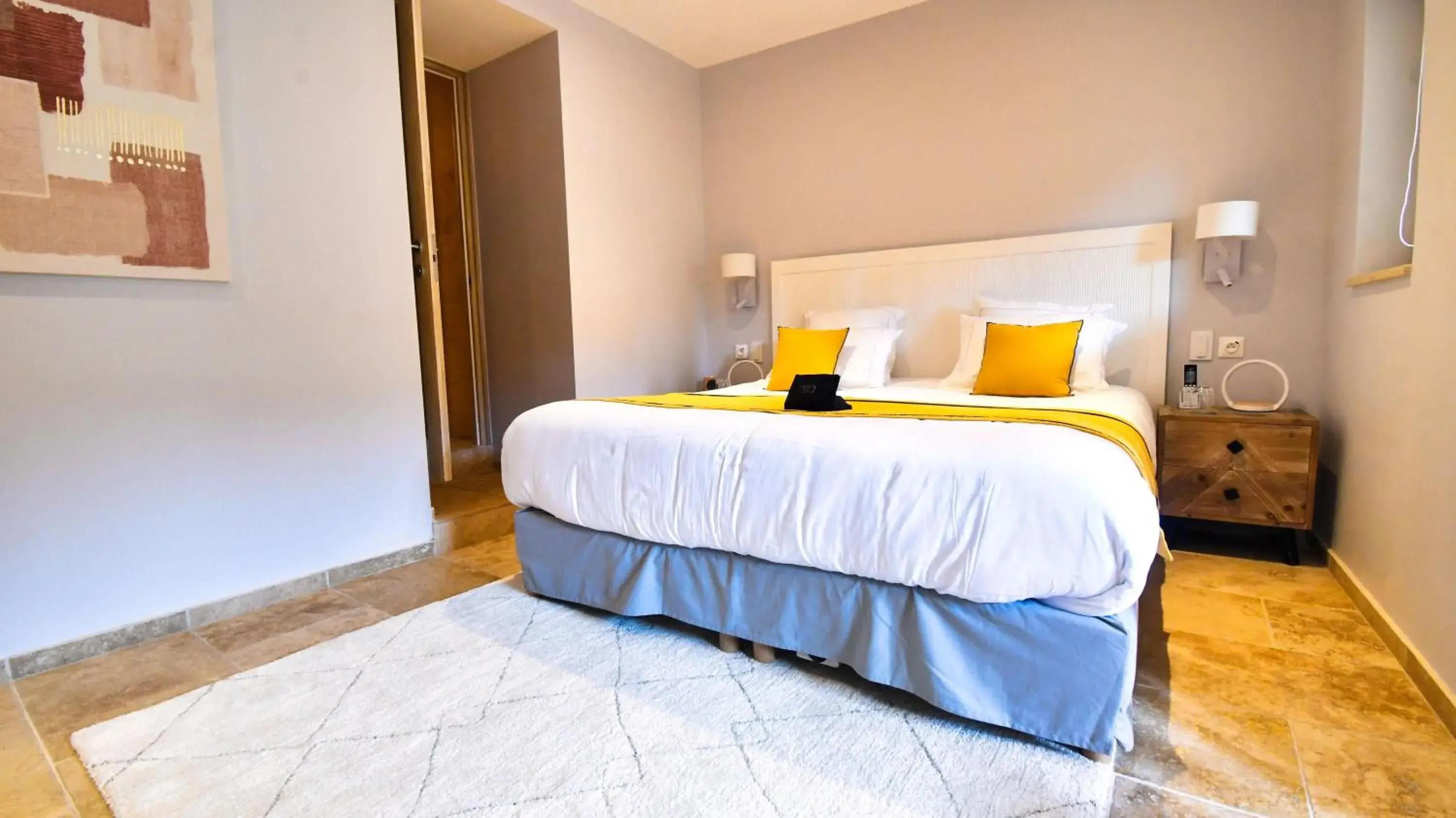 Suite with Hot Tub in Domaine Ribiera, Hotel 5 Etoiles, SPA & Golf - Forcalquier Suite with Hot Tub in Domaine Ribiera, Hotel 5 Etoiles, SPA & Golf - Forcalquier