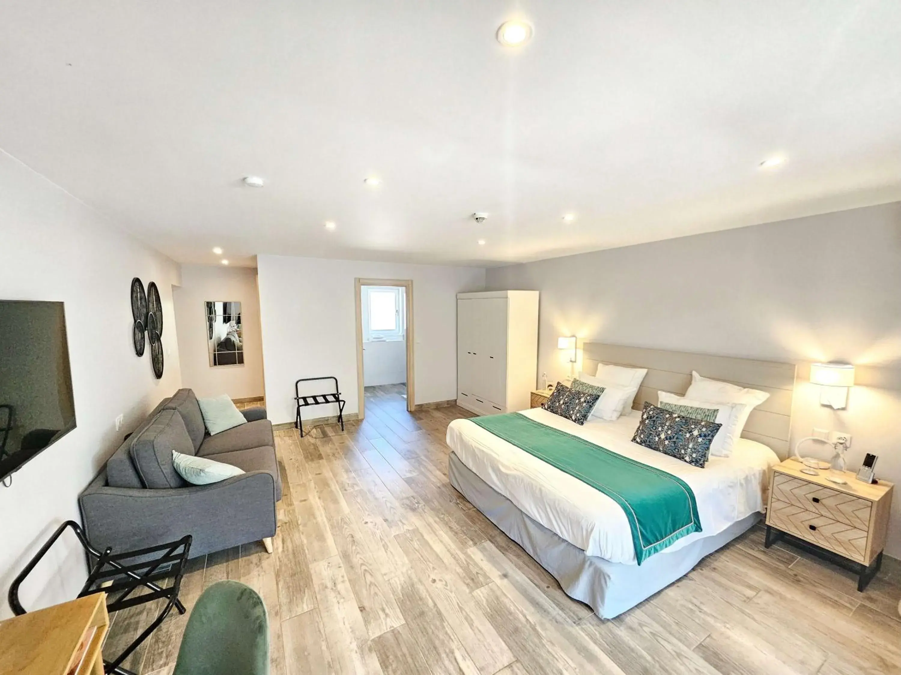 Junior Suite with Balcony in Domaine Ribiera, Hotel 5 Etoiles, SPA & Golf - Forcalquier Junior Suite with Balcony in Domaine Ribiera, Hotel 5 Etoiles, SPA & Golf - Forcalquier