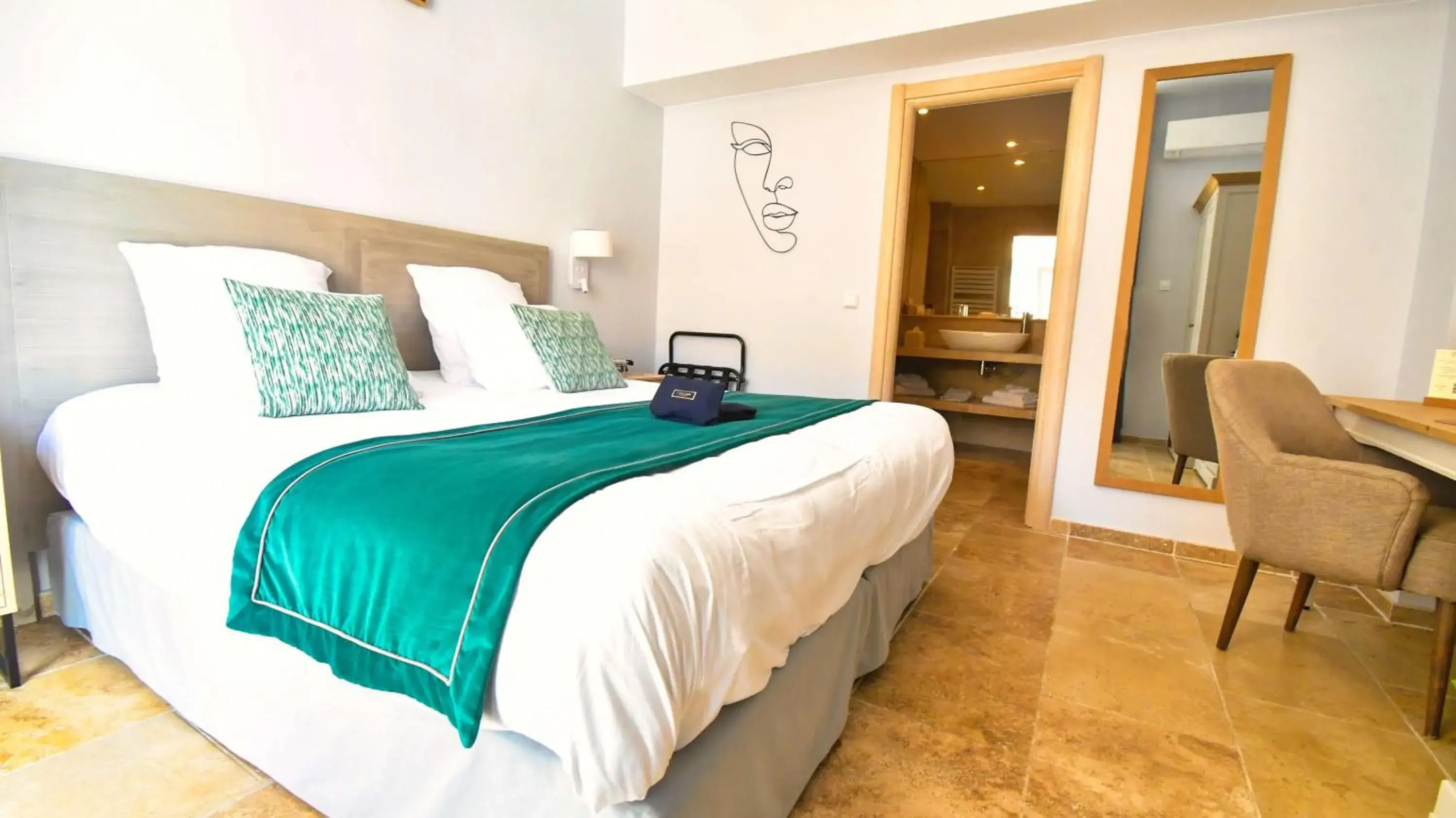 Superior King Room in Domaine Ribiera, Hotel 5 Etoiles, SPA & Golf - Forcalquier Superior King Room in Domaine Ribiera, Hotel 5 Etoiles, SPA & Golf - Forcalquier