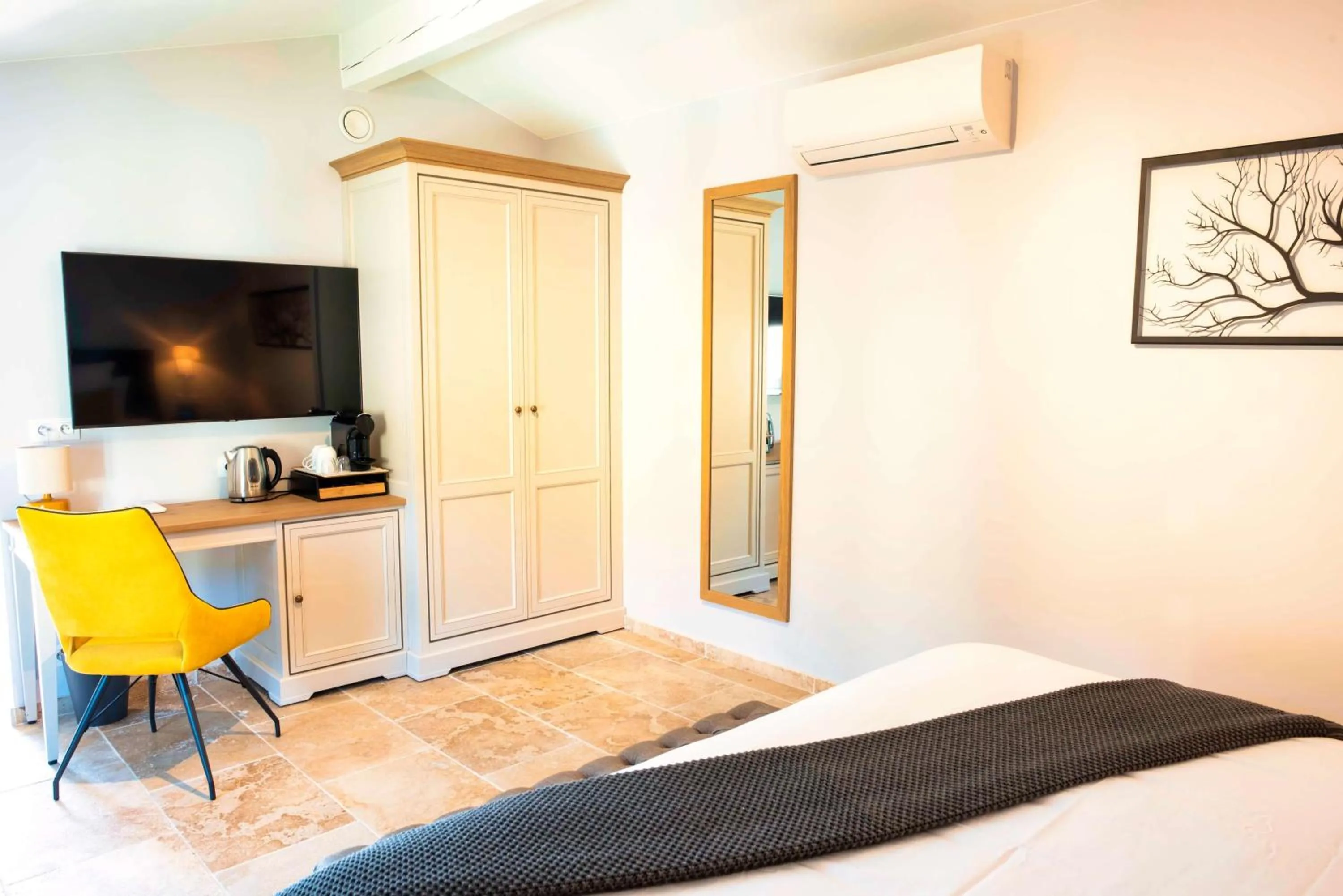 Bedroom, Bed in Domaine Ribiera, Hotel 5 Etoiles, SPA & Golf - Forcalquier
