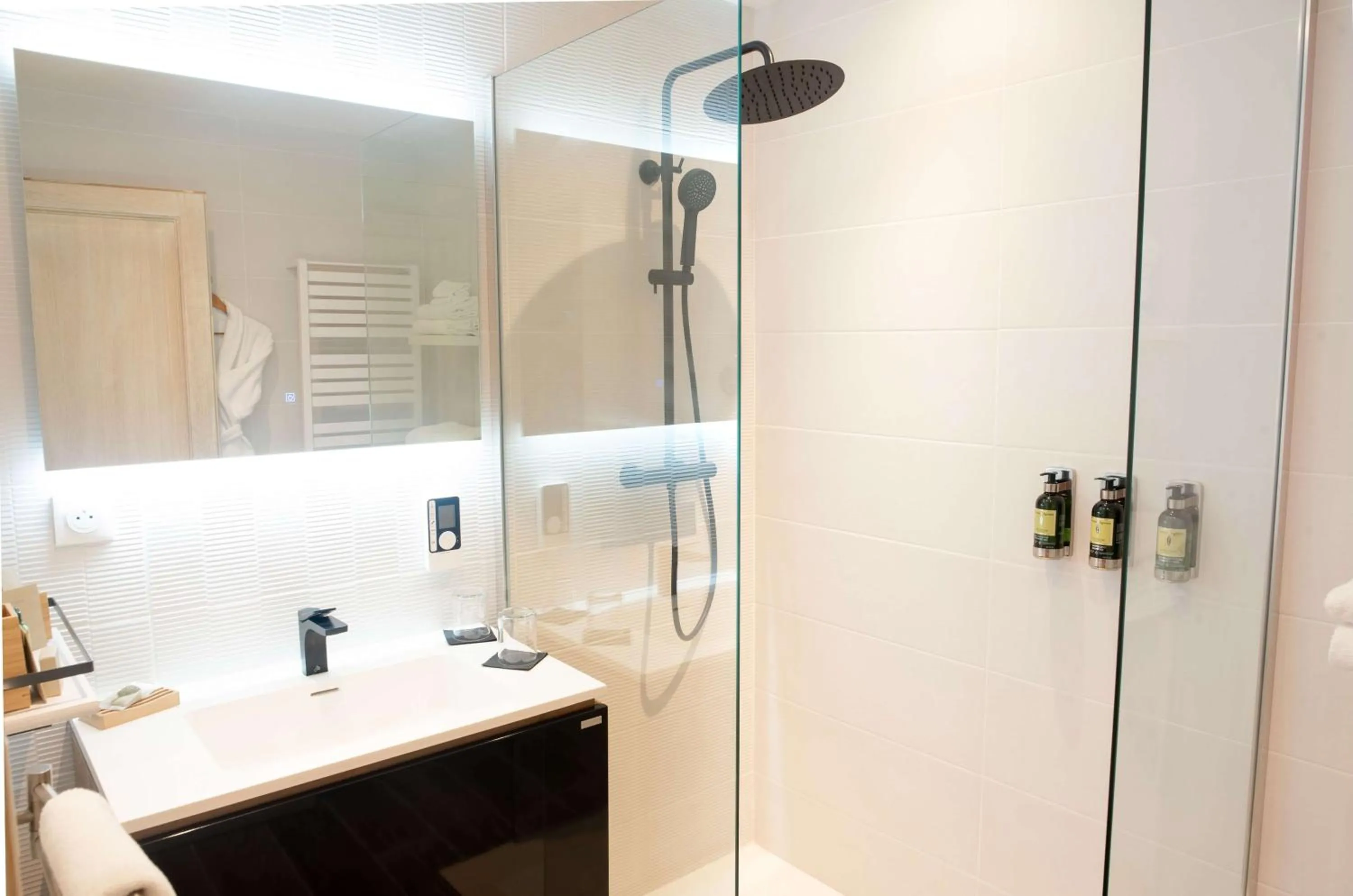 Shower in Domaine Ribiera, Hotel 5 Etoiles, SPA & Golf - Forcalquier