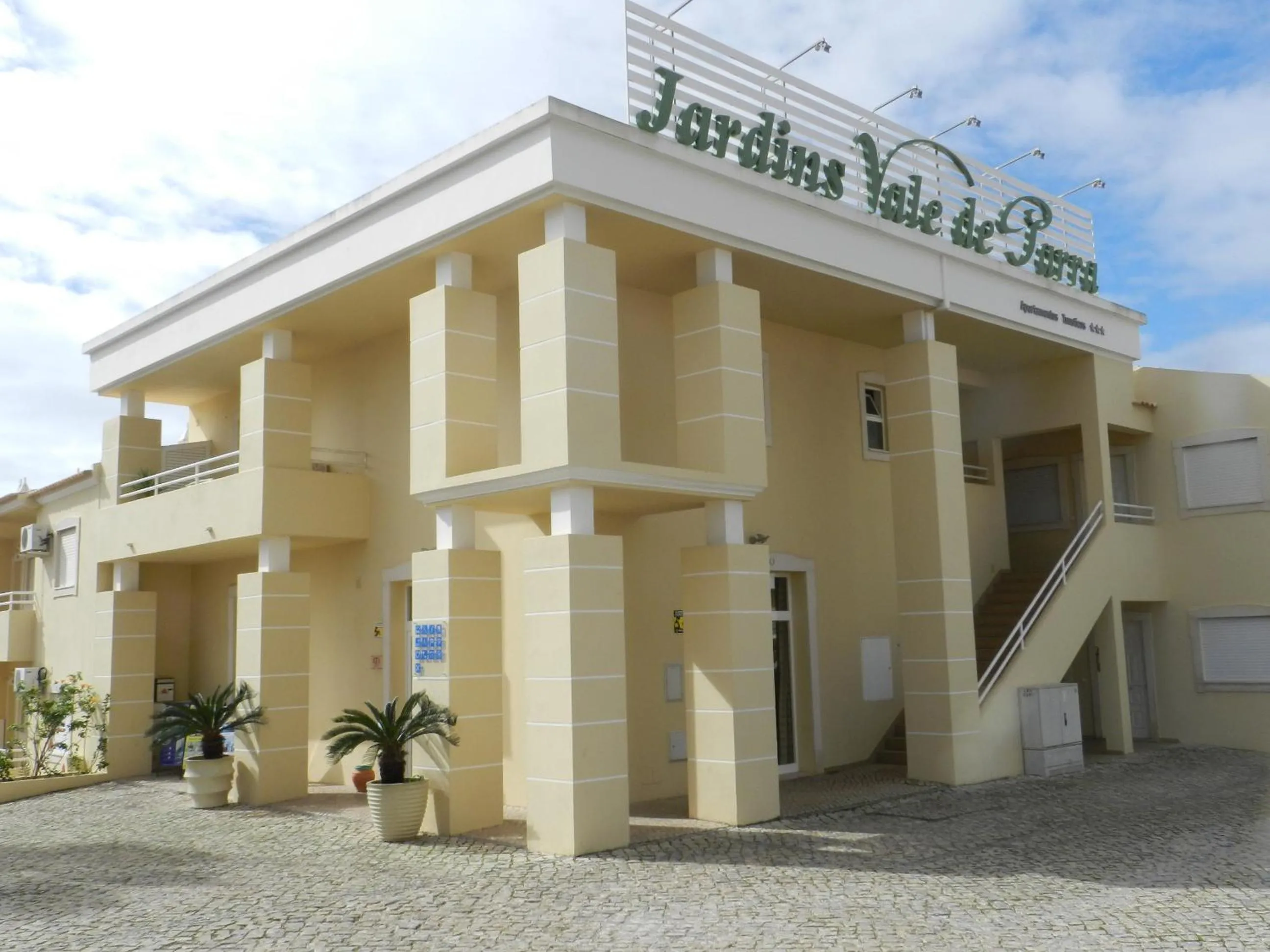 Facade/entrance in Jardins Vale de Parra