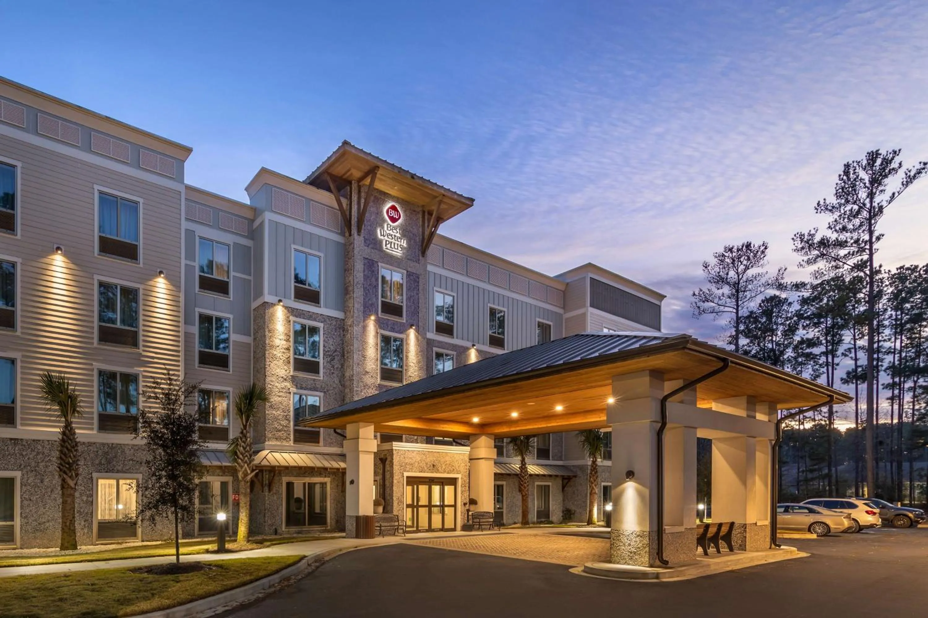 Property building in Best Western Plus Bluffton/Hilton Head Hotel