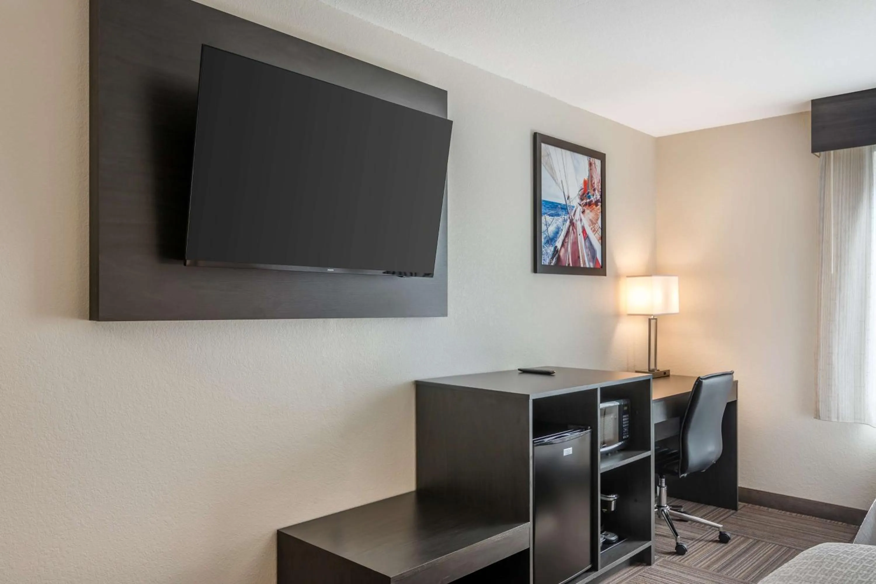 Bedroom in Best Western Plus Bluffton/Hilton Head Hotel