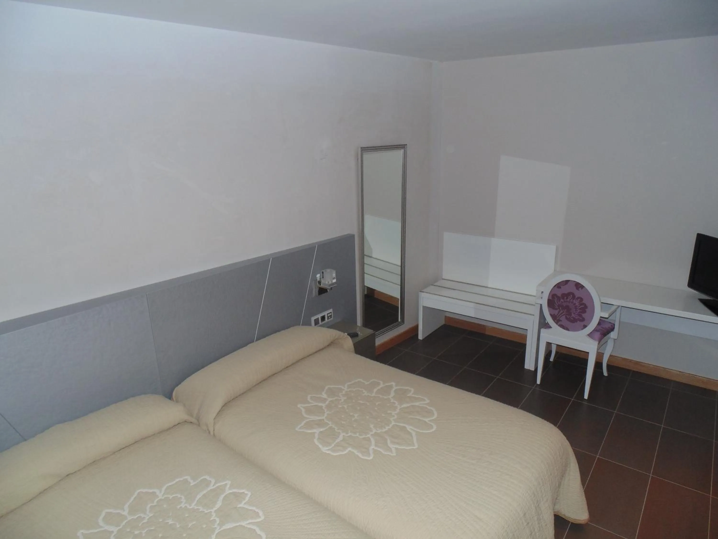 Bedroom, Bed in Hotel Ribera de Langa