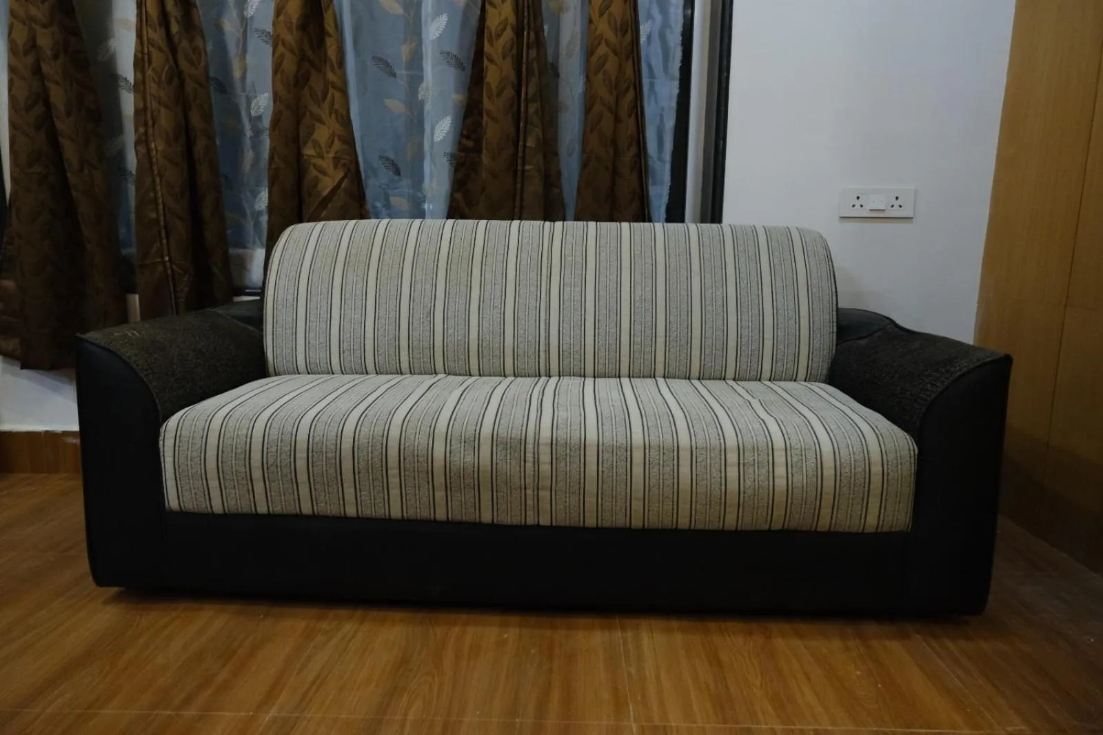 Seating area in Hotel Golden Continental
