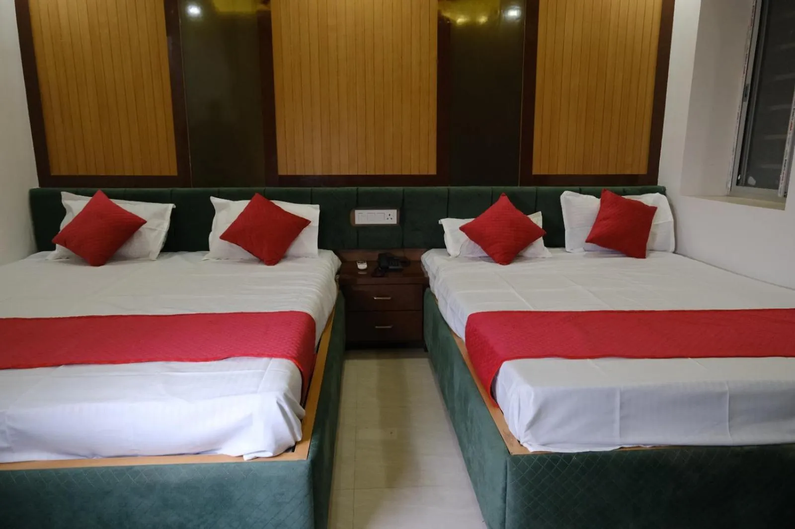 Bed in Hotel Golden Continental