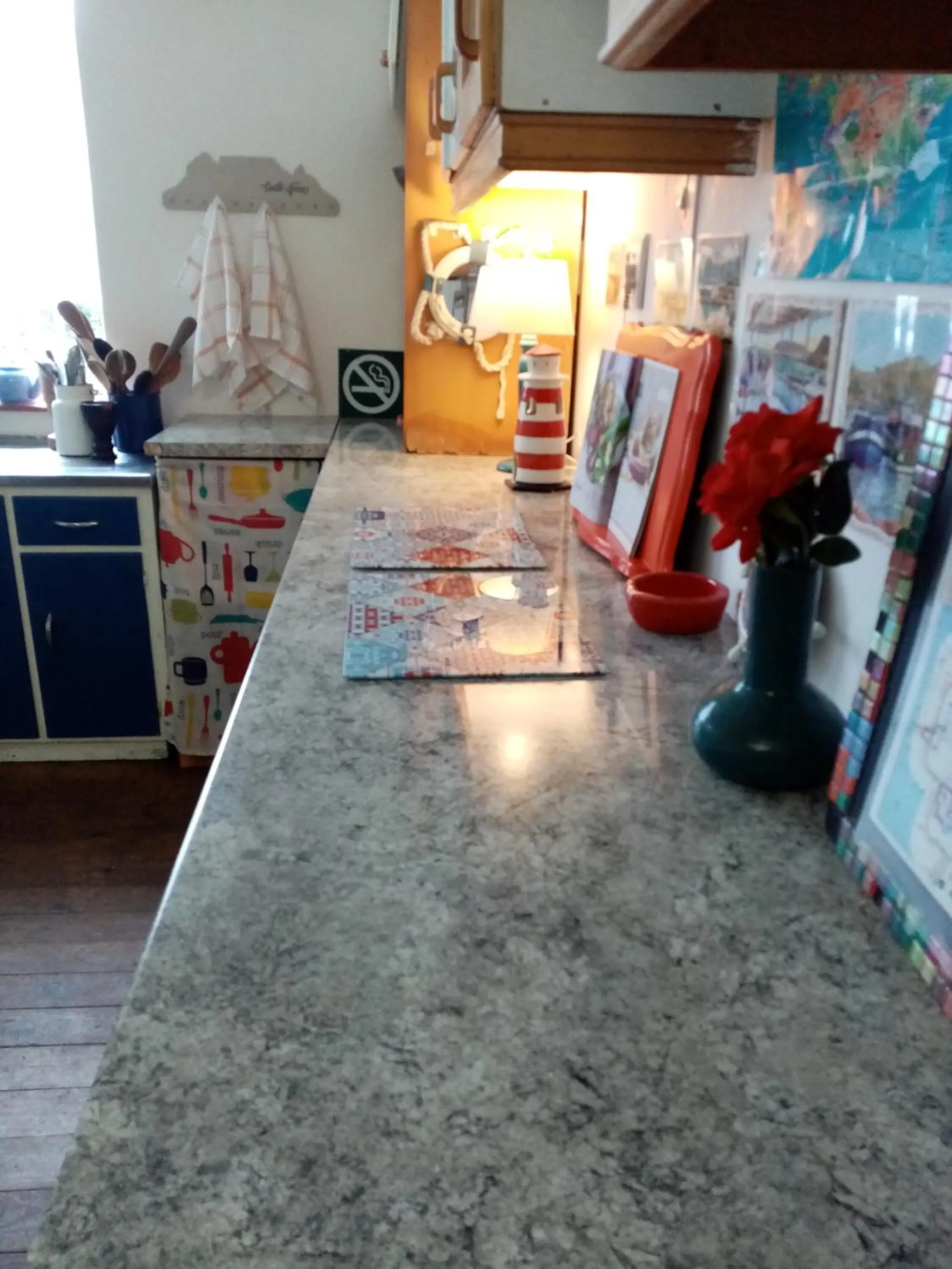 Communal kitchen in Lighthouse Farm Backpackers Lodge