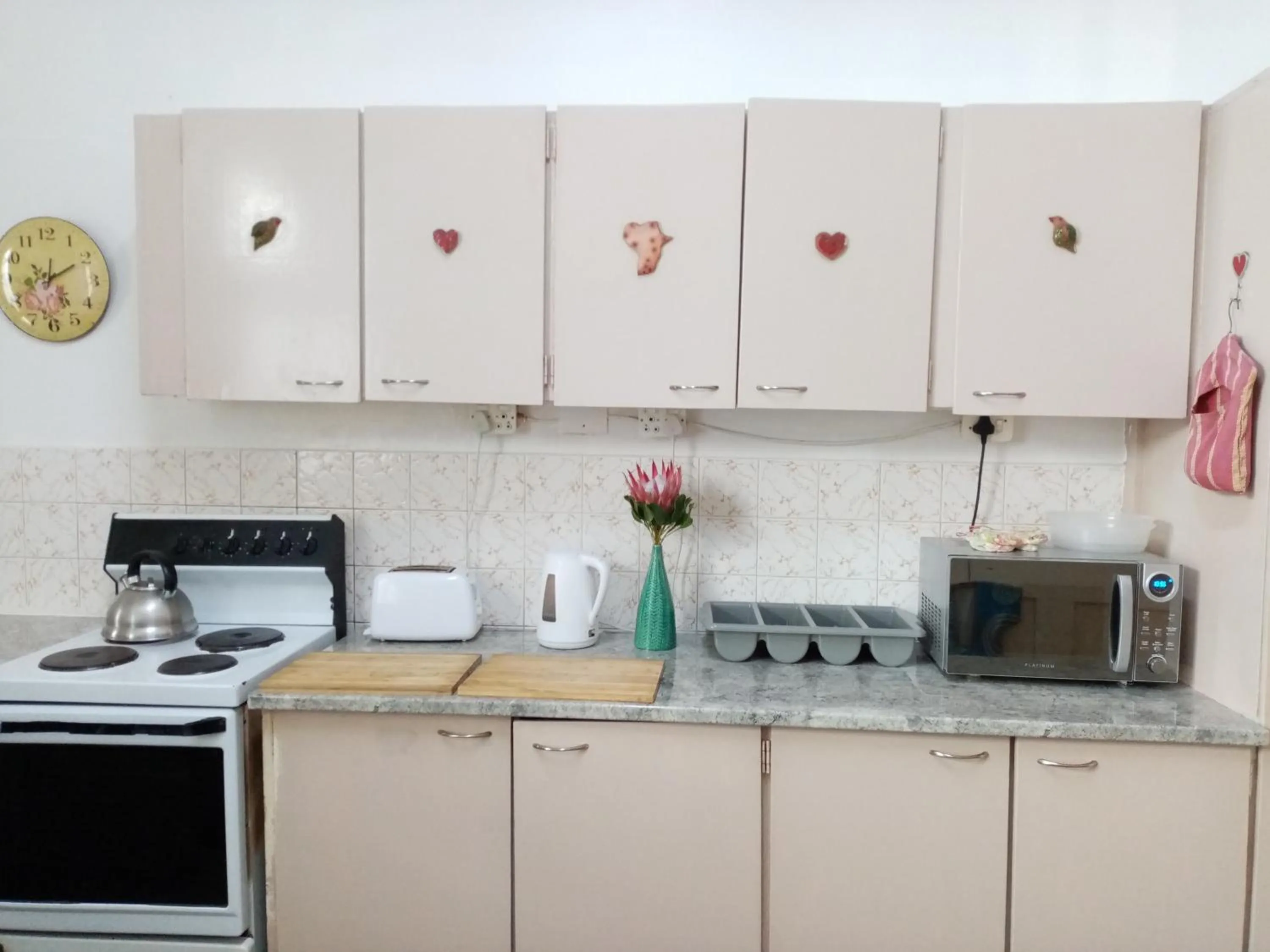 Communal kitchen in Lighthouse Farm Backpackers Lodge