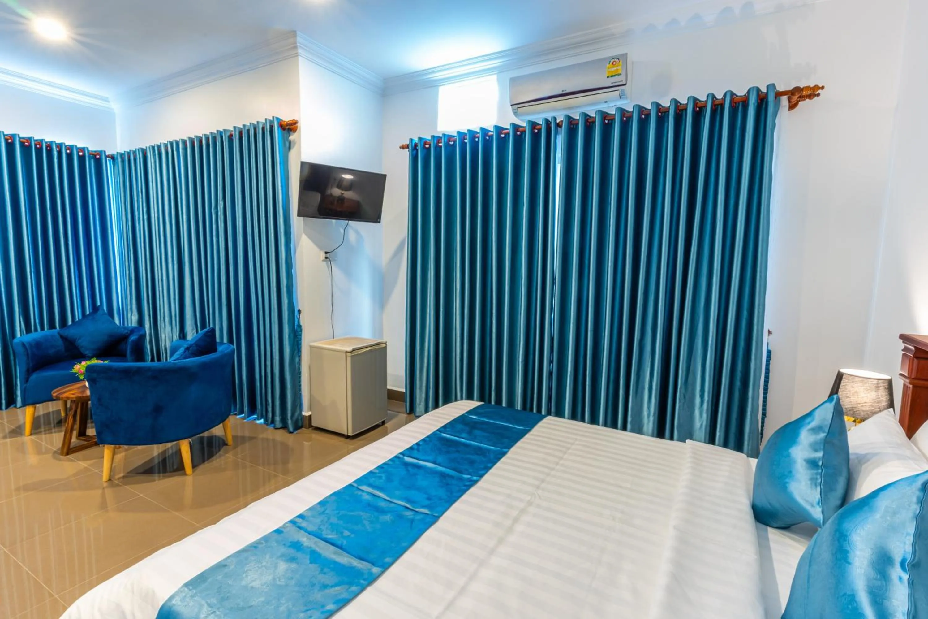 Living room, Bed in Rithy Rin Angkor Hotel