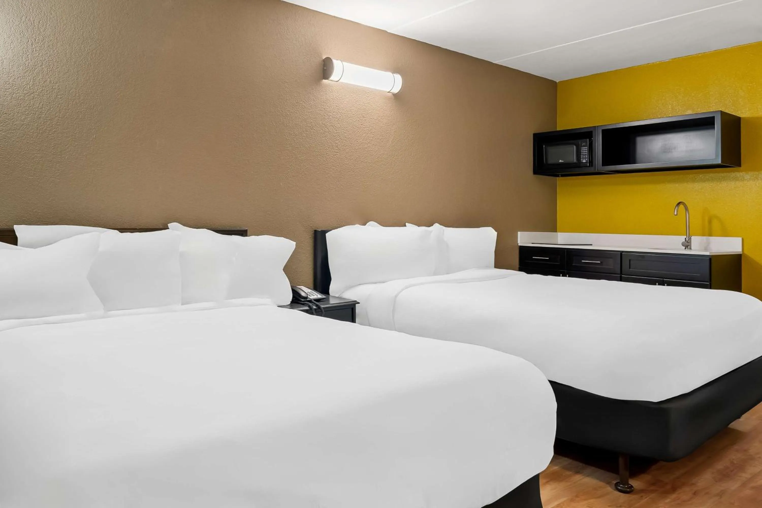 Bedroom, Bed in Signature Inn Danville