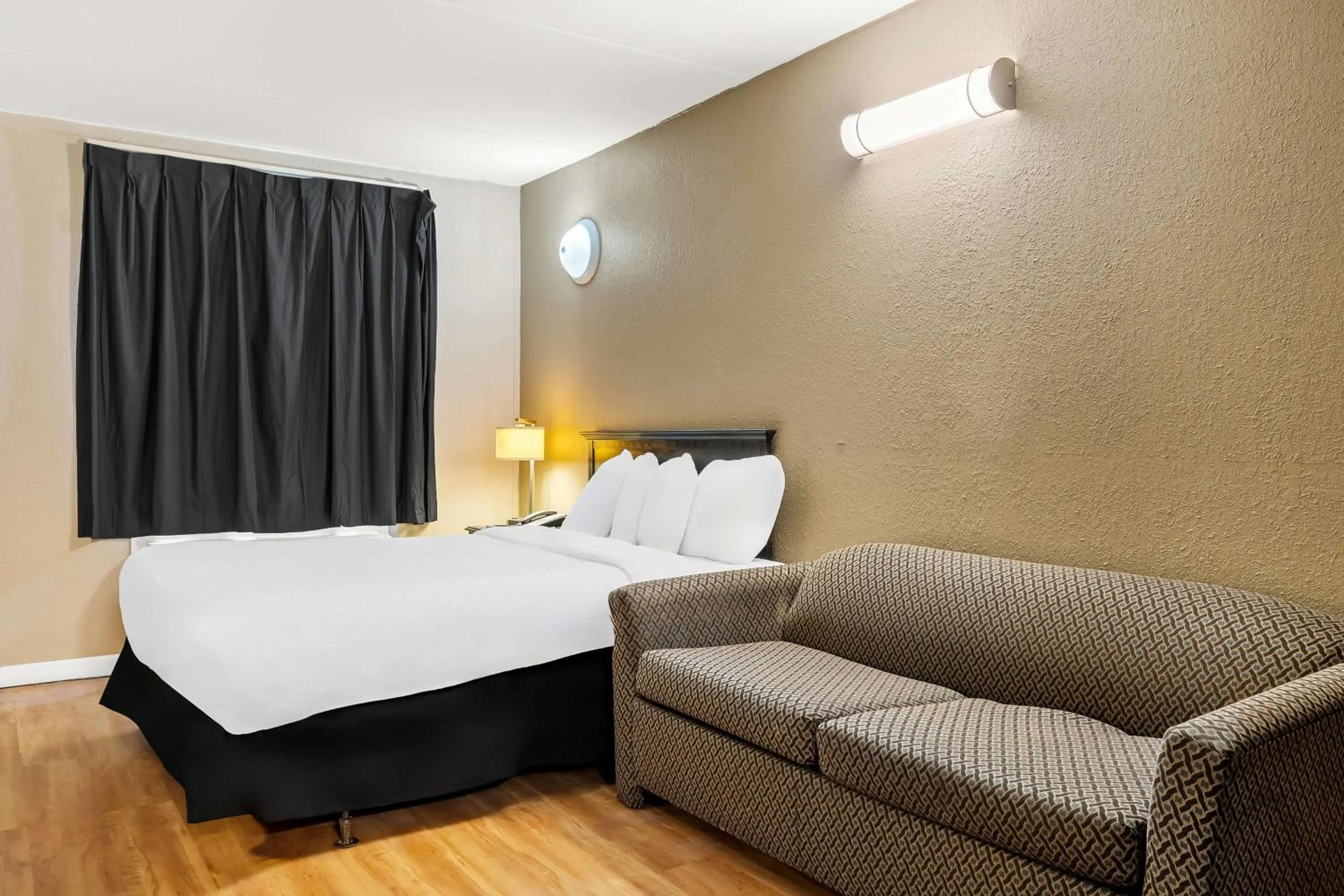 Bedroom, Bed in Signature Inn Danville