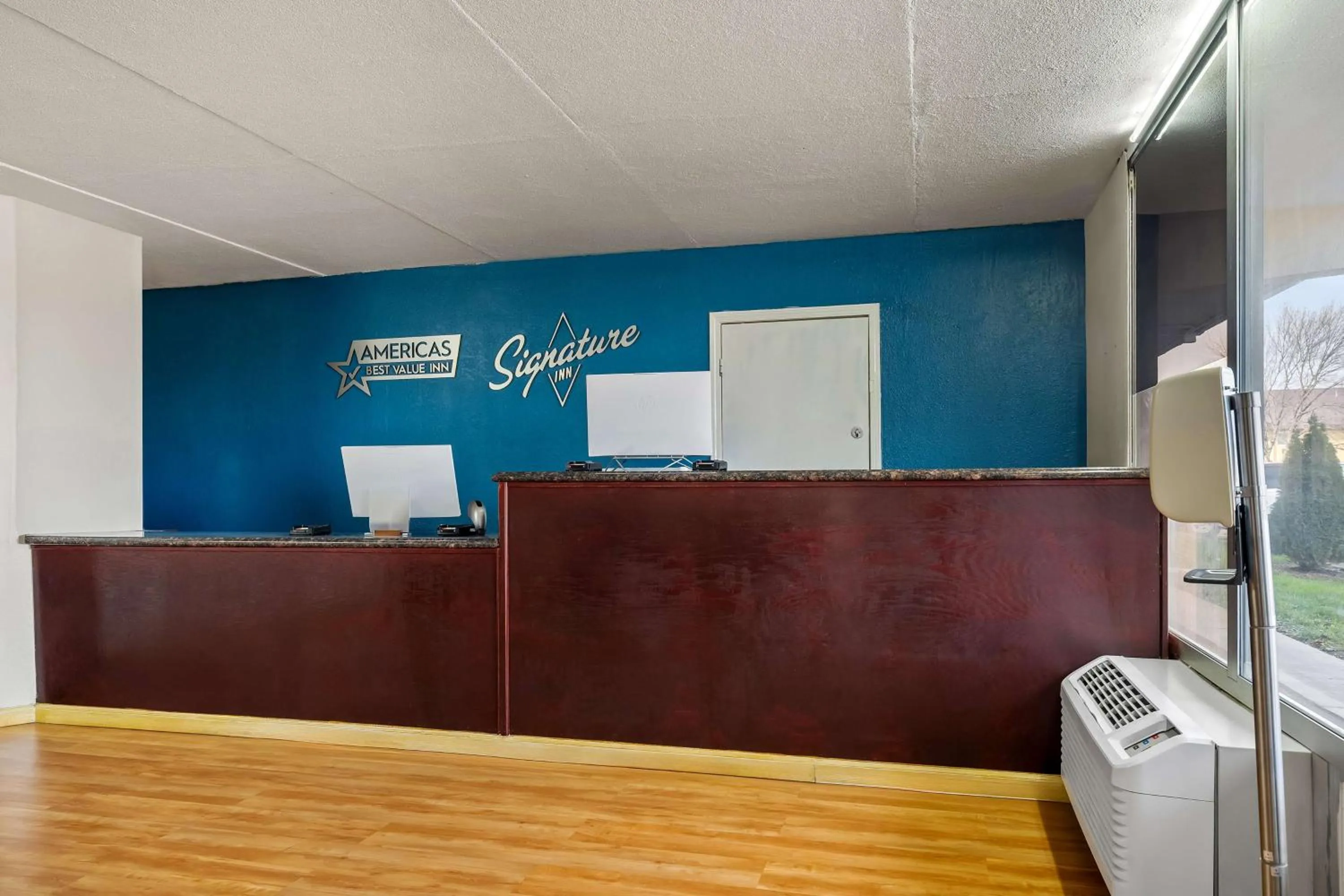 Lobby or reception in Signature Inn Danville