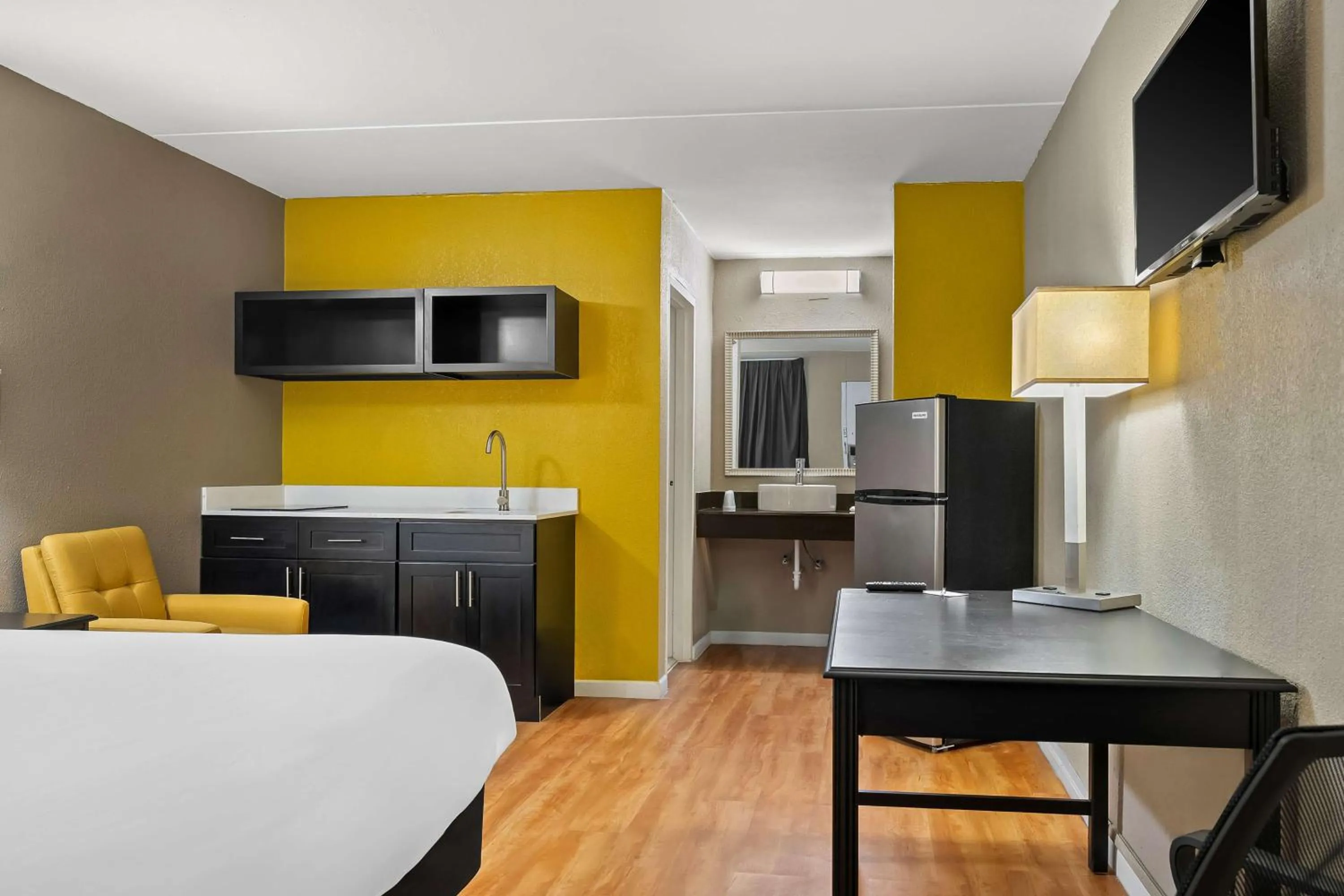 Bedroom, Bed in Signature Inn Danville