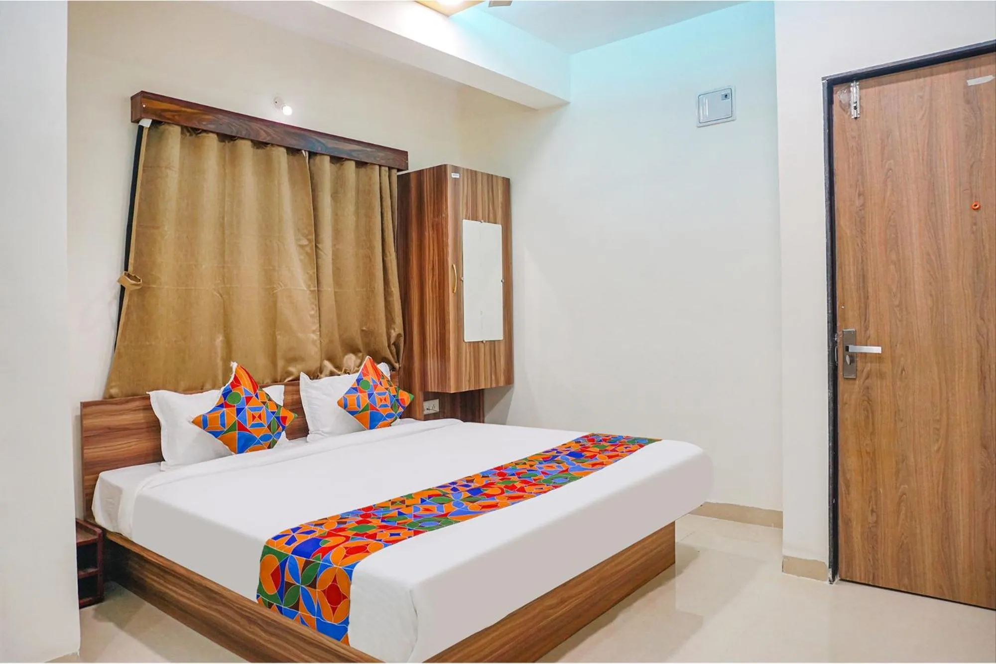 Bed in Fabhotel The Mantra inn - Nr world trade center