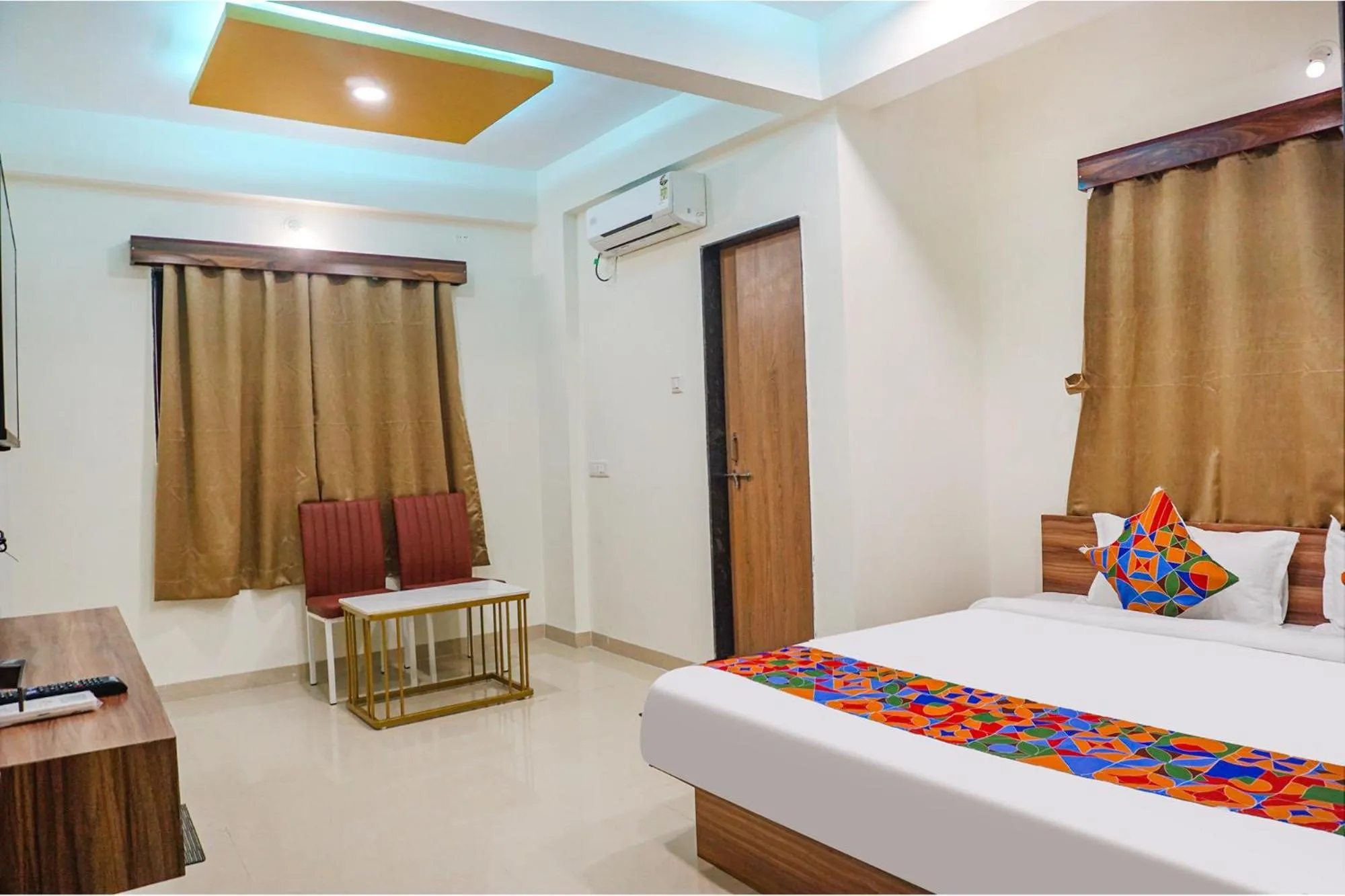 Bed in Fabhotel The Mantra inn - Nr world trade center