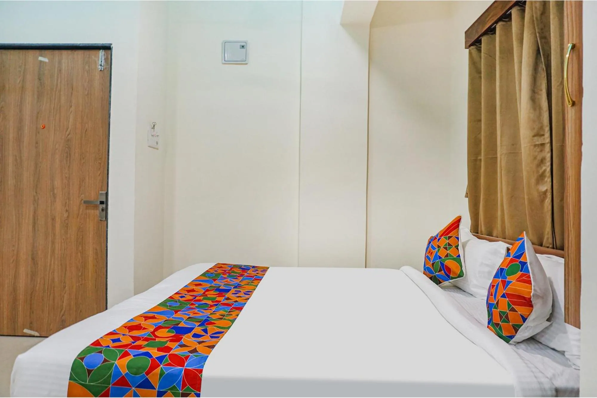 Bed in Fabhotel The Mantra inn - Nr world trade center