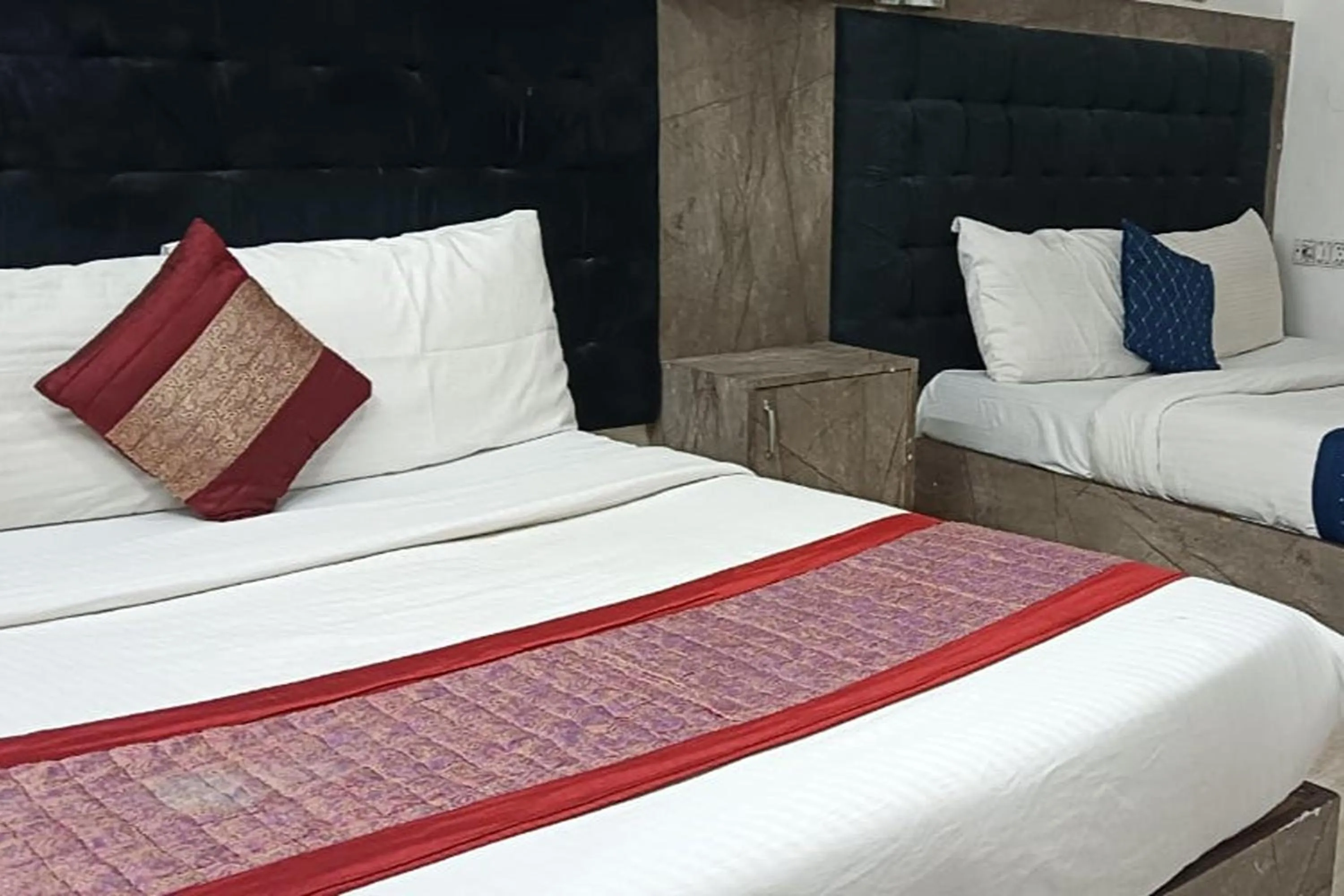 Bedroom, Bed in Hotel Sky View