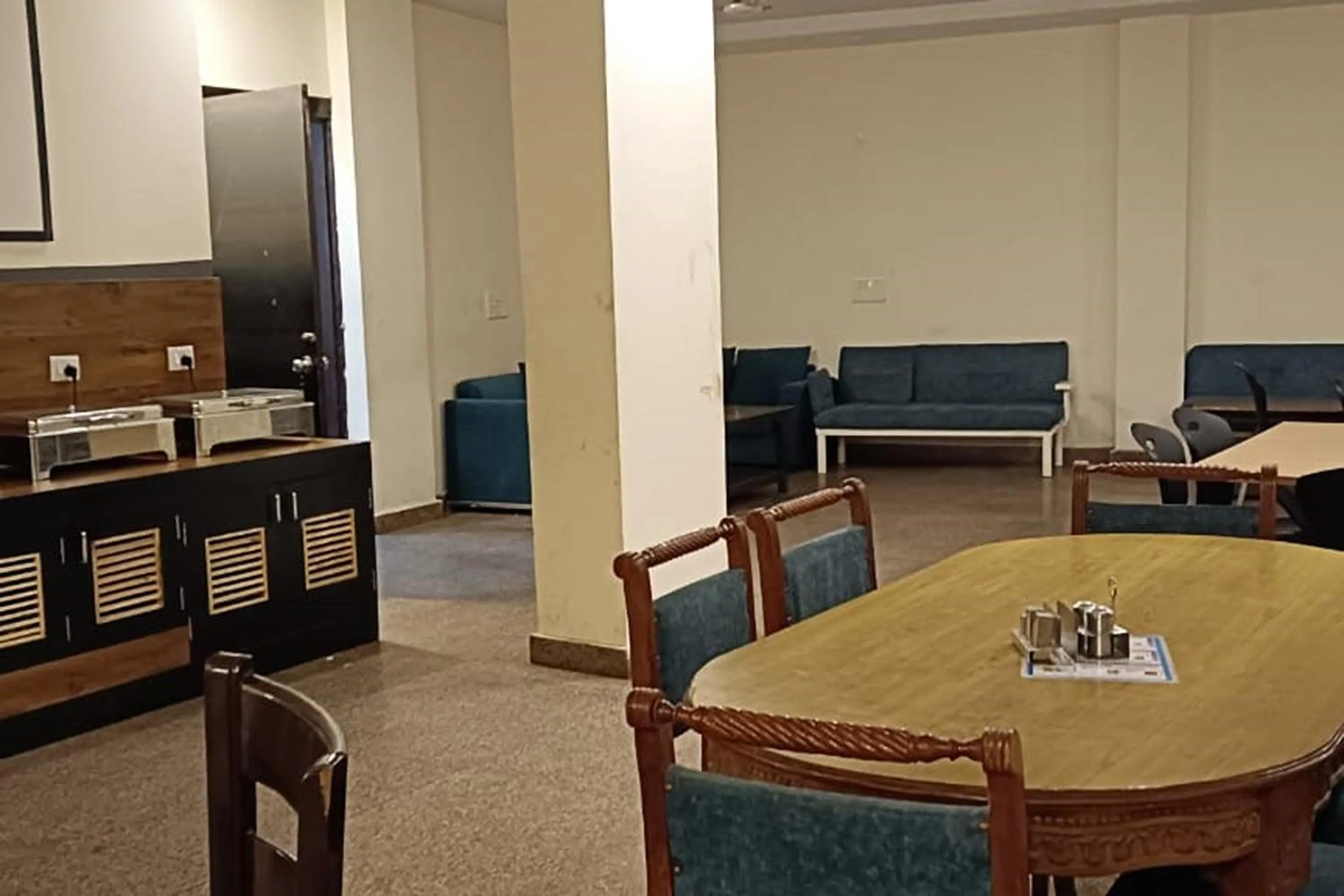 Restaurant/places to eat in Hotel Sky View