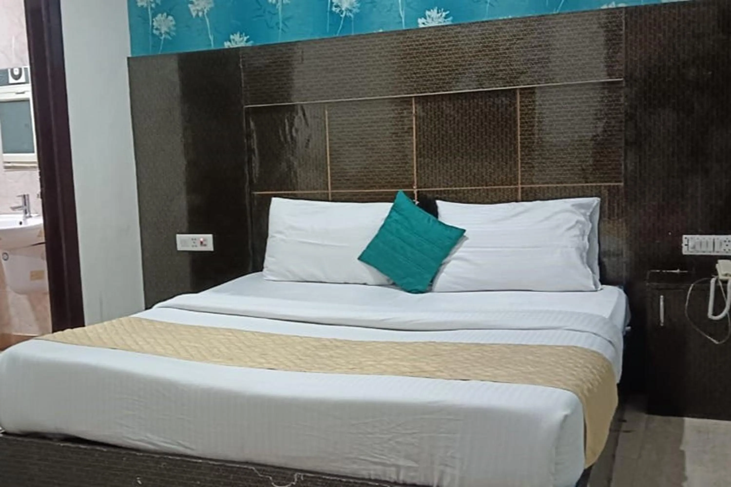 Bedroom, Bed in Hotel Sky View