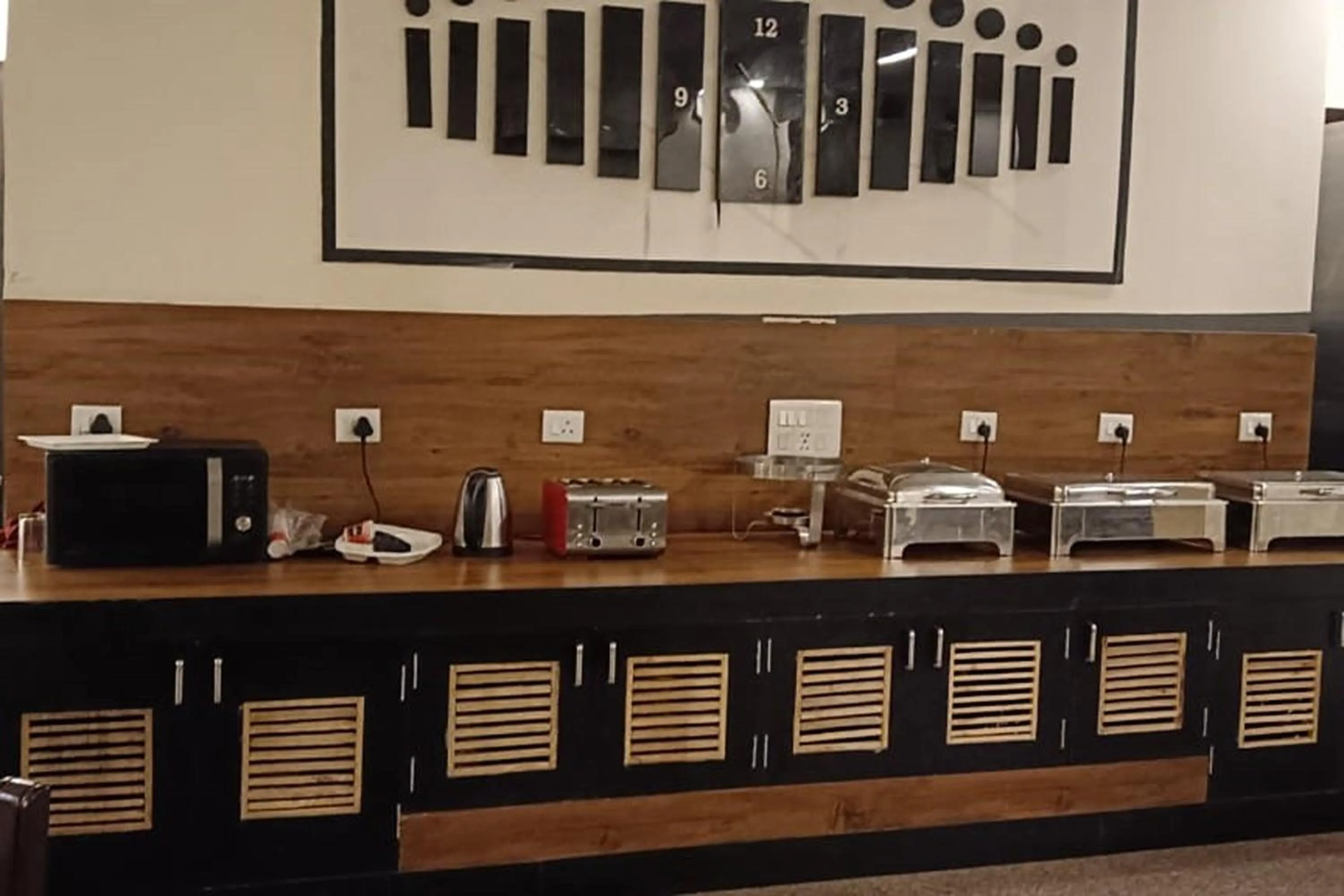 Restaurant/places to eat in Hotel Sky View