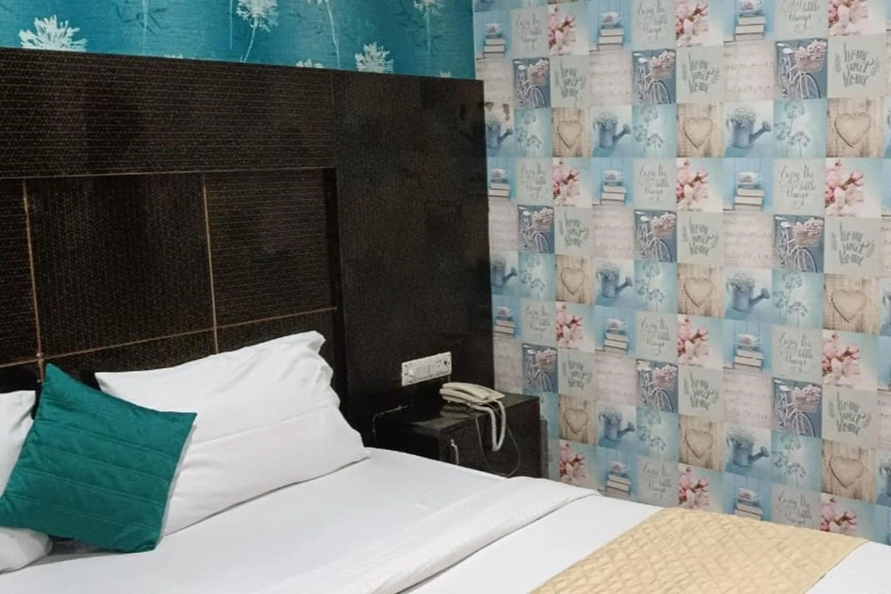 Bedroom, Bed in Hotel Sky View