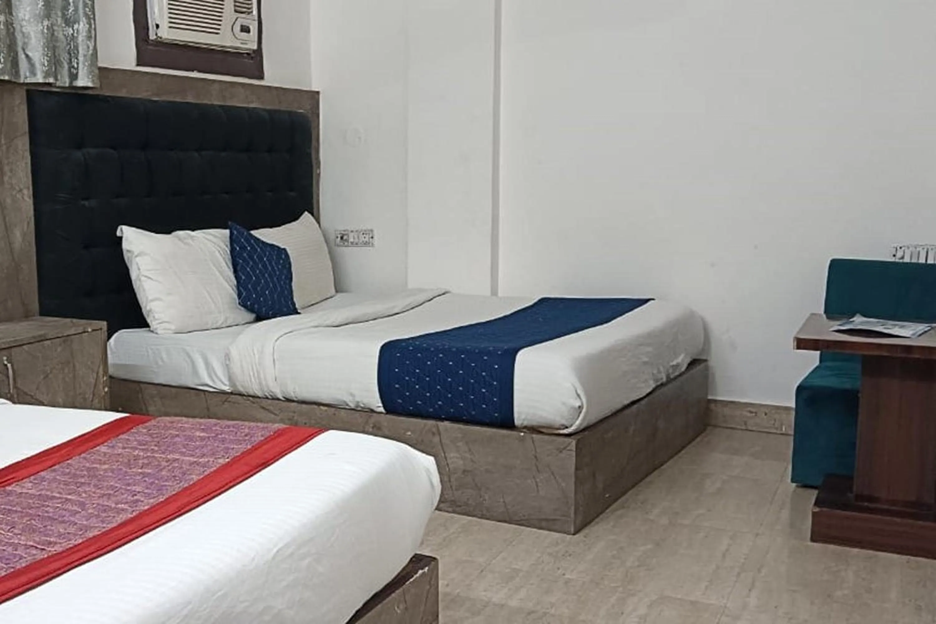 Bedroom, Bed in Hotel Sky View