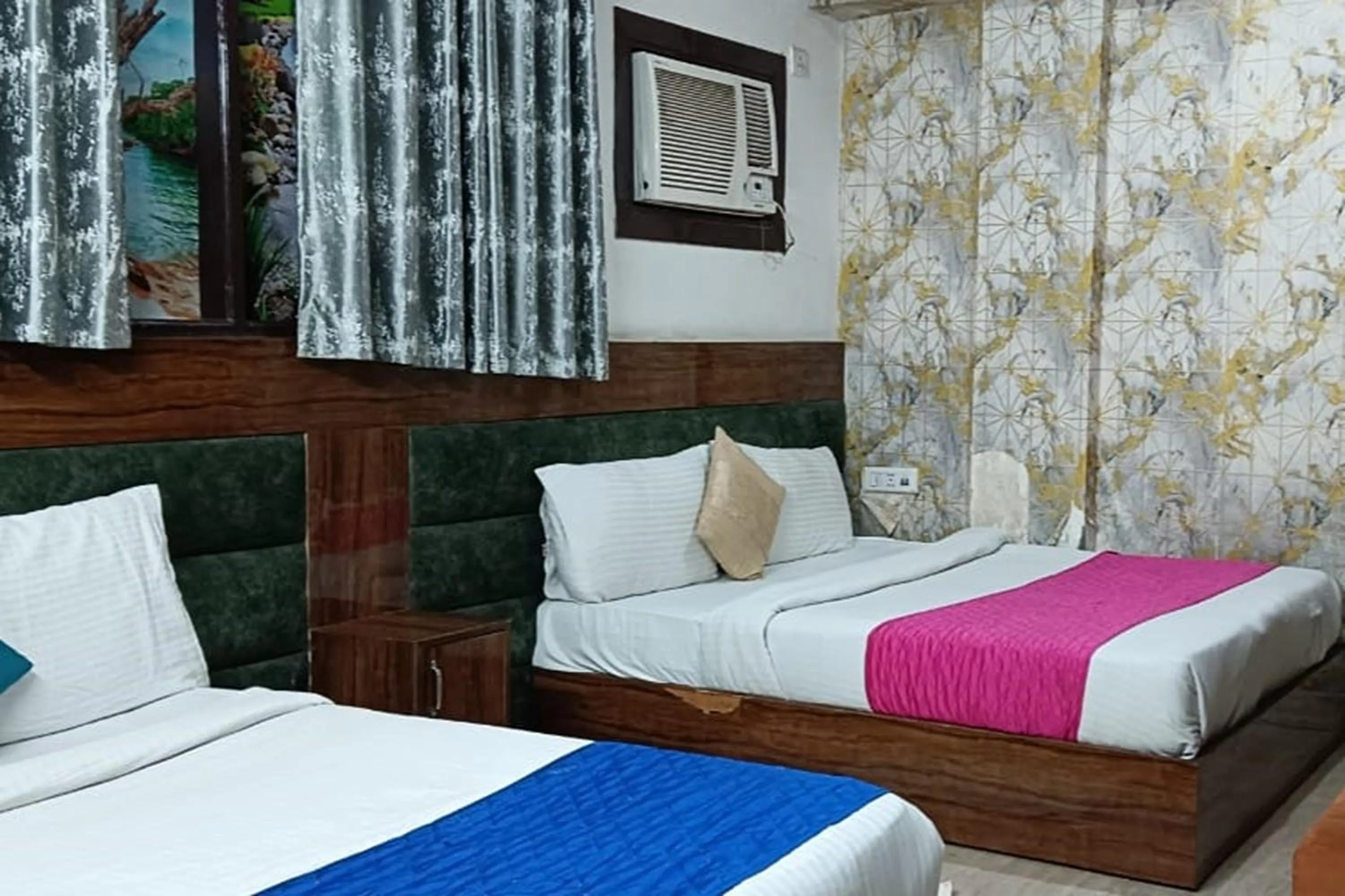 Bedroom, Bed in Hotel Sky View