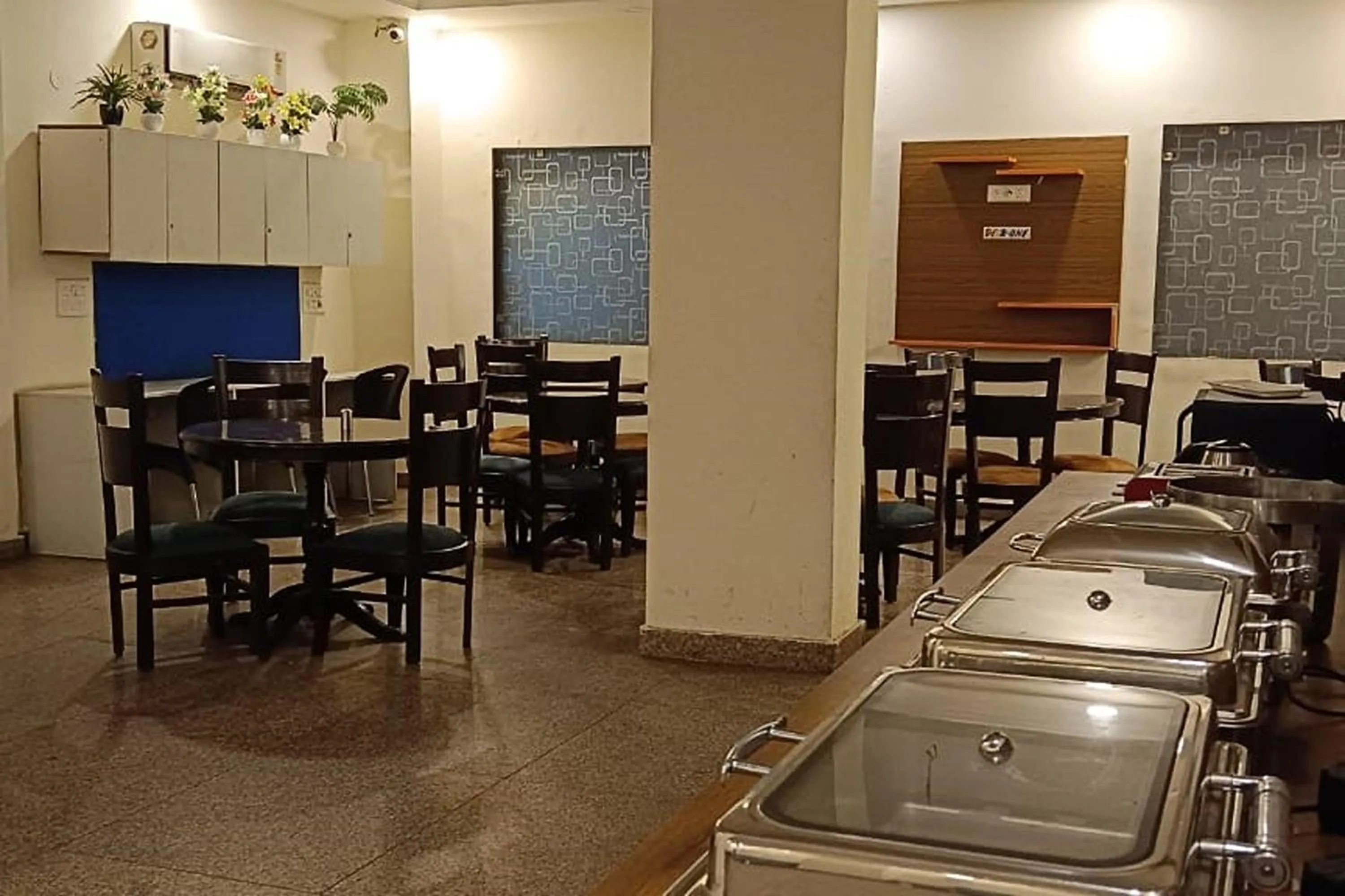 Restaurant/places to eat in Hotel Sky View