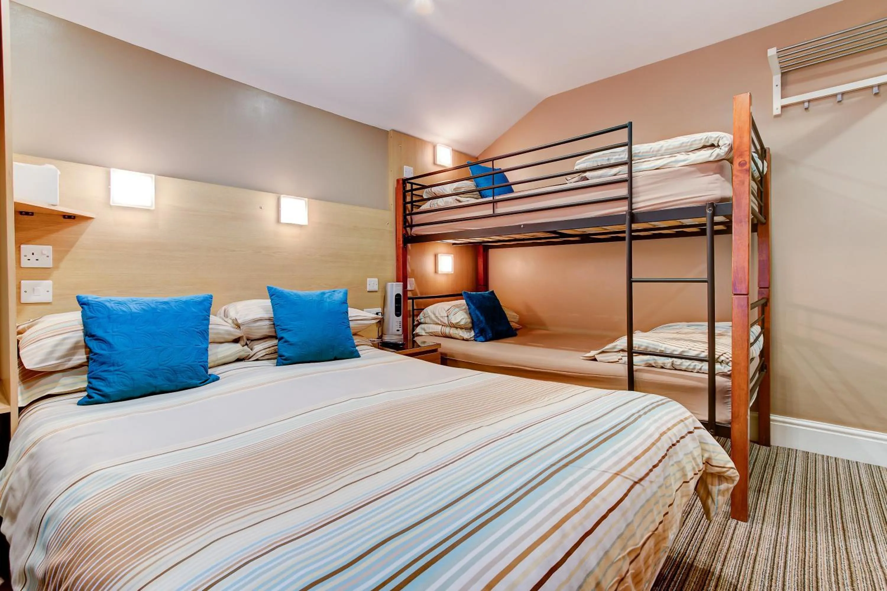 Family, Bed in The Craimar