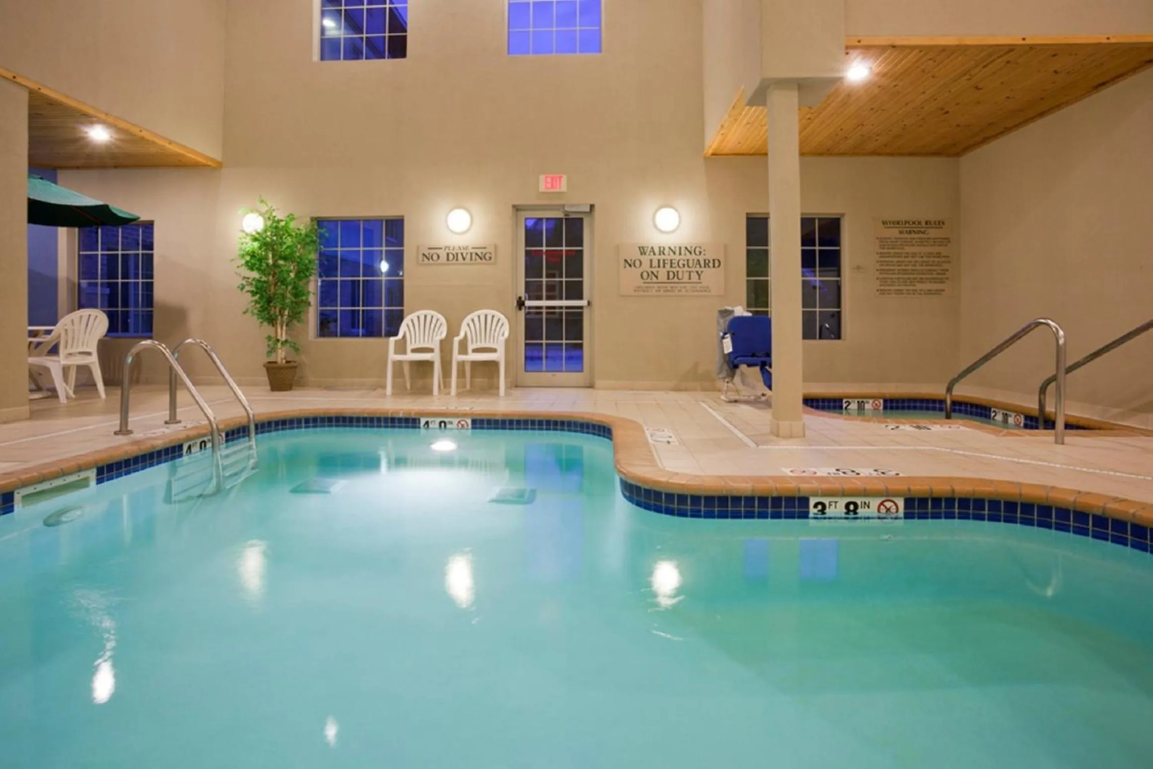 Swimming pool in GrandStay Hotel & Suites La Crosse